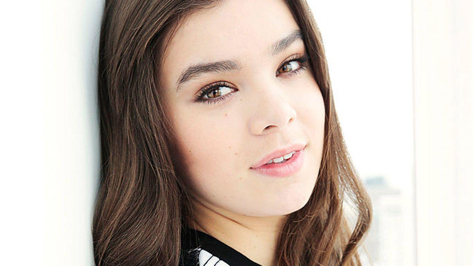 Hailee Steinfeld Sexy Wallpapers