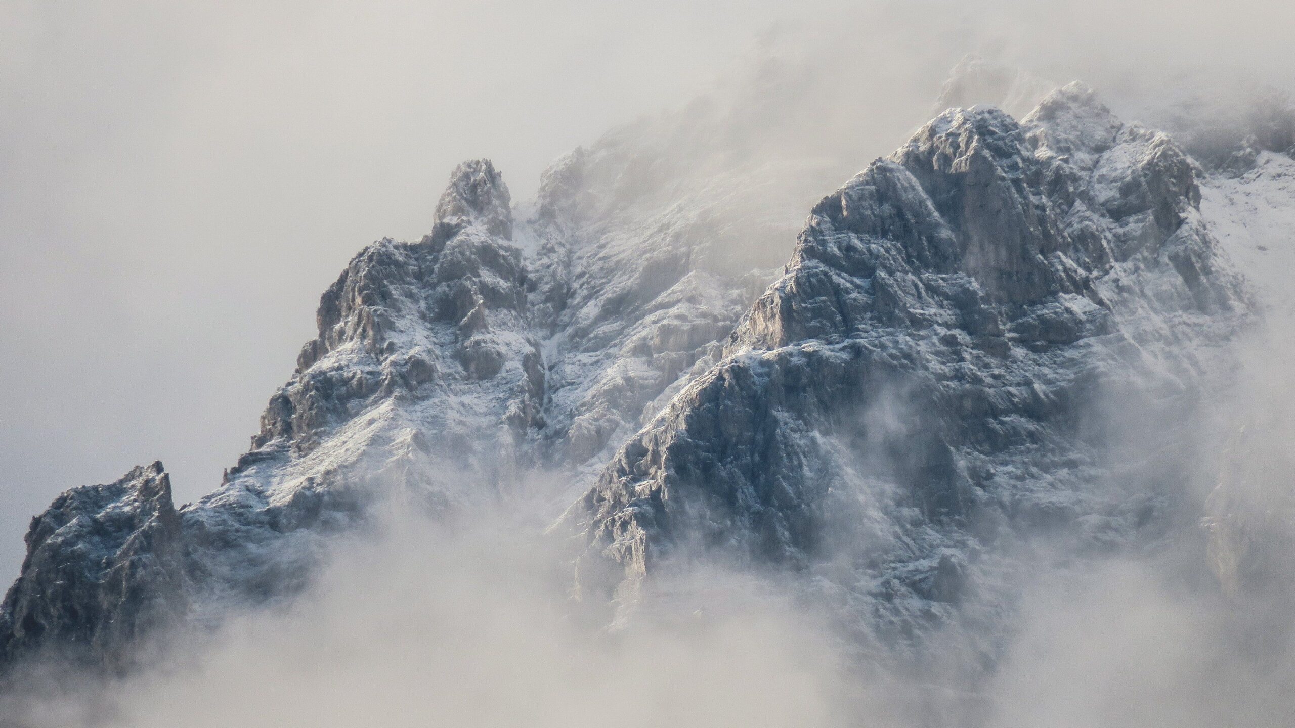 Mountains in Fog Wallpapers