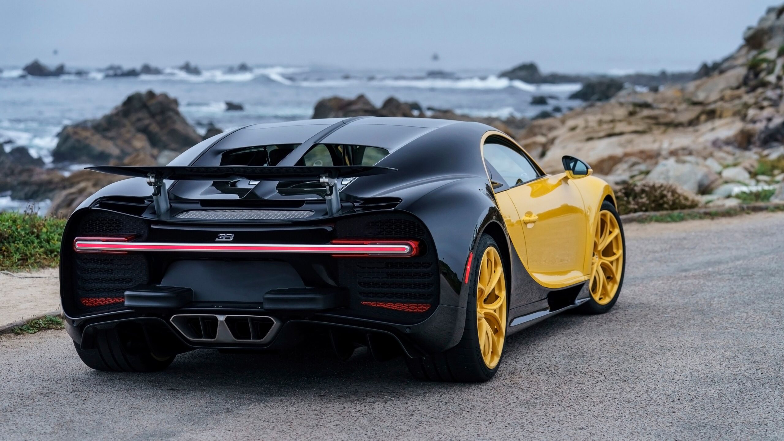 2018 Bugatti Chiron Yellow and Black 4K 4 Wallpapers