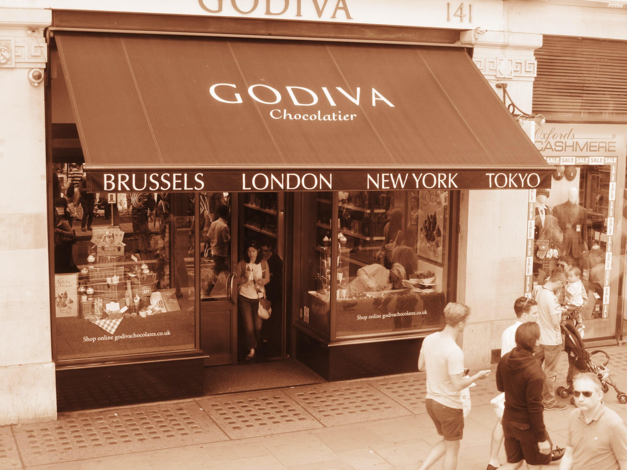 File:Godiva Chocolatier, Regent Street, London, 22 June 2014