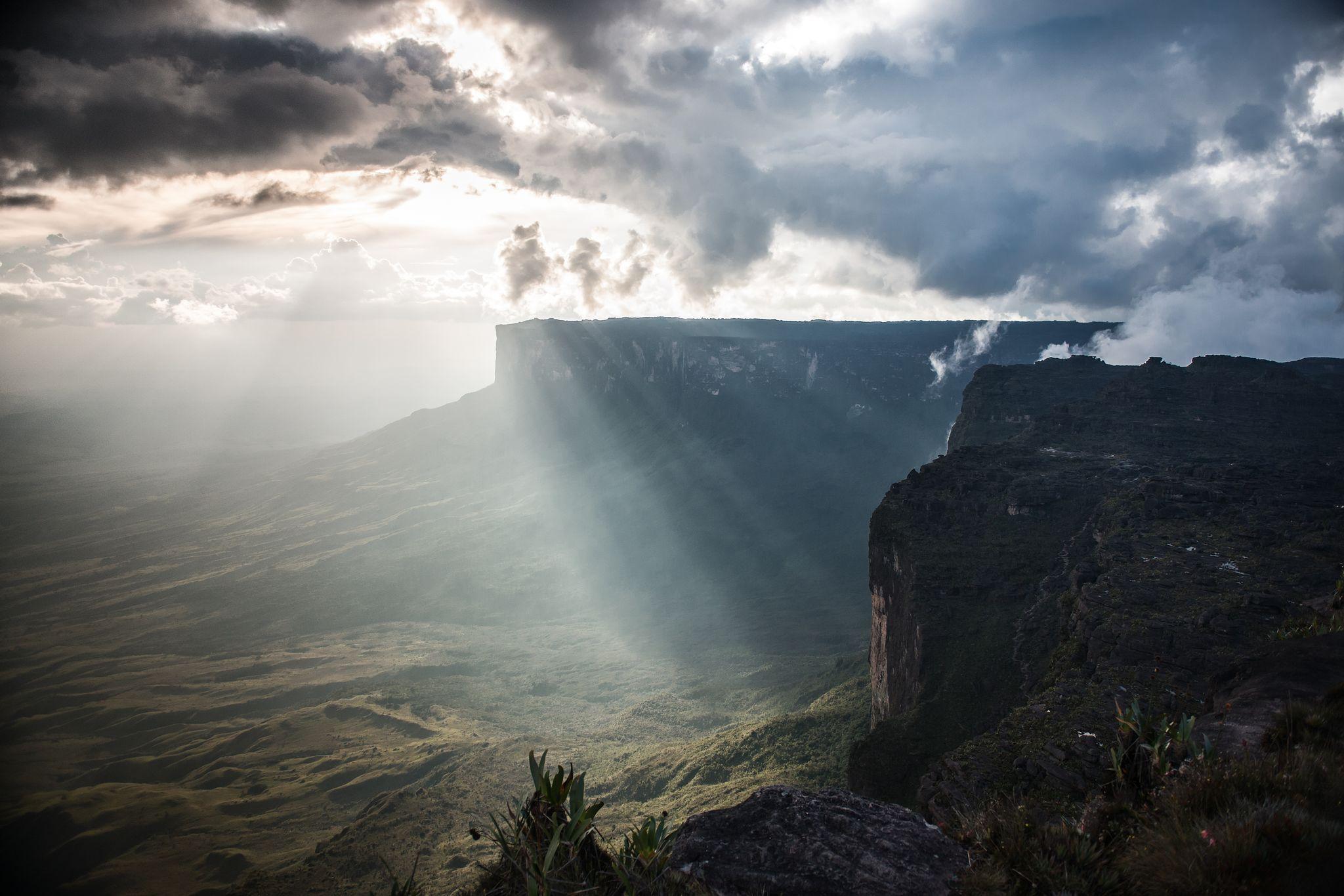 The clouds break over Mt. Roraima, Venezuela : pics