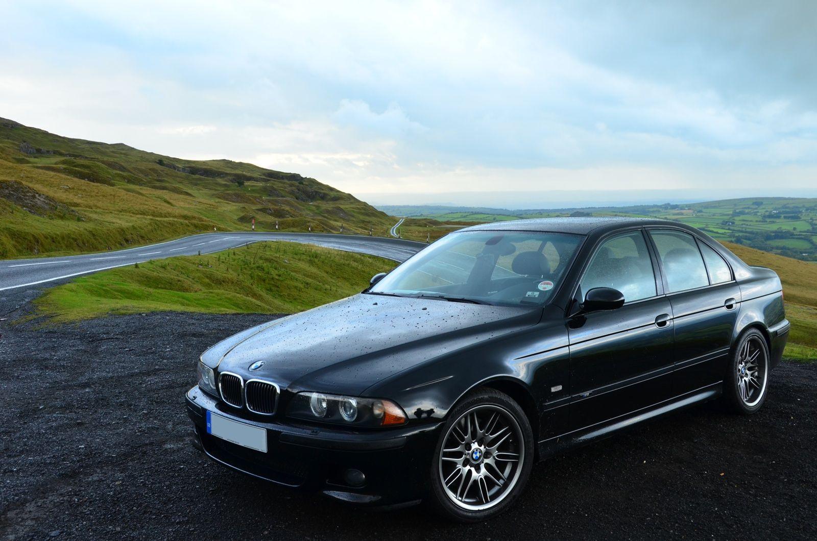 Your ridiculously cool BMW M5 wallpapers is here