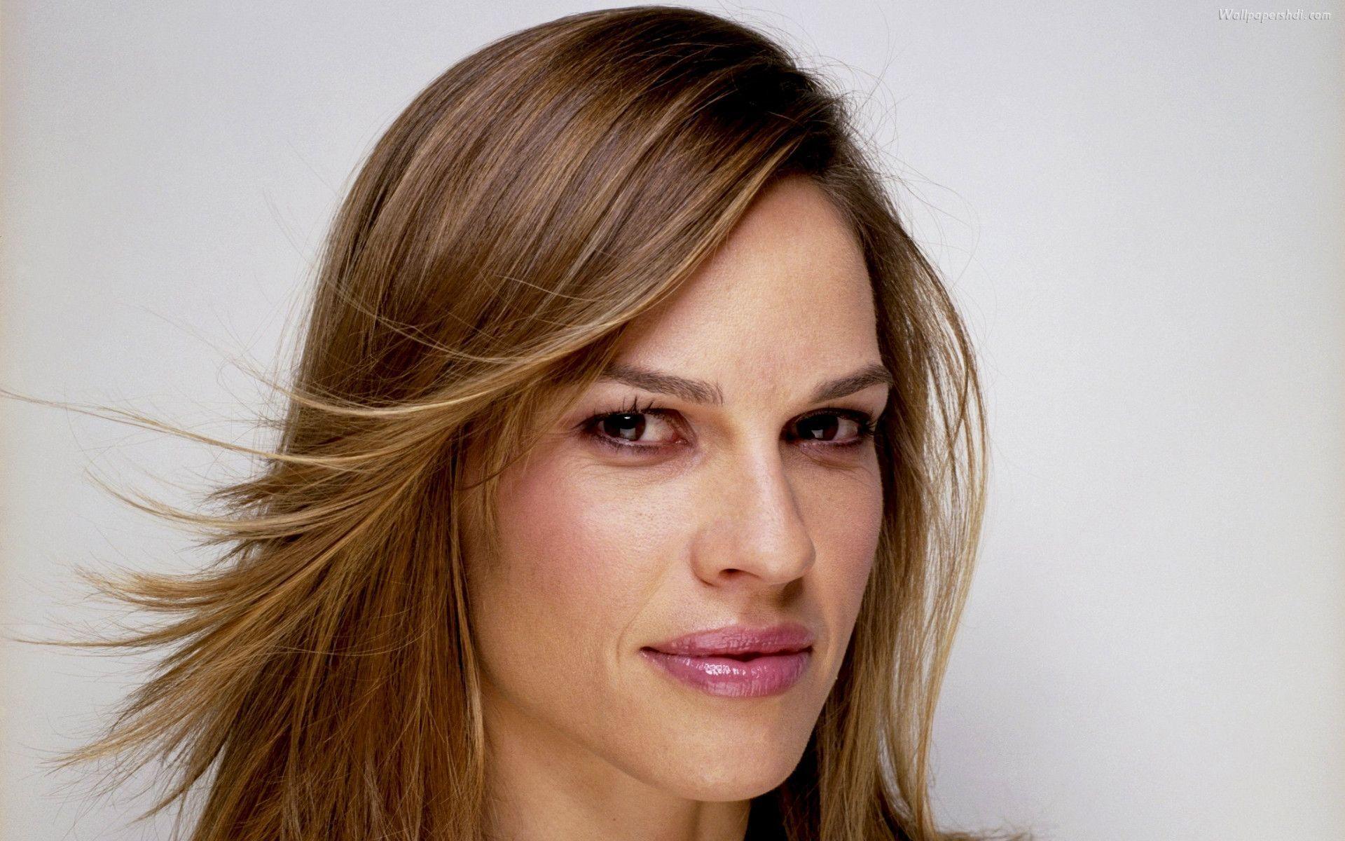 Hilary Swank information: elegant in color photos