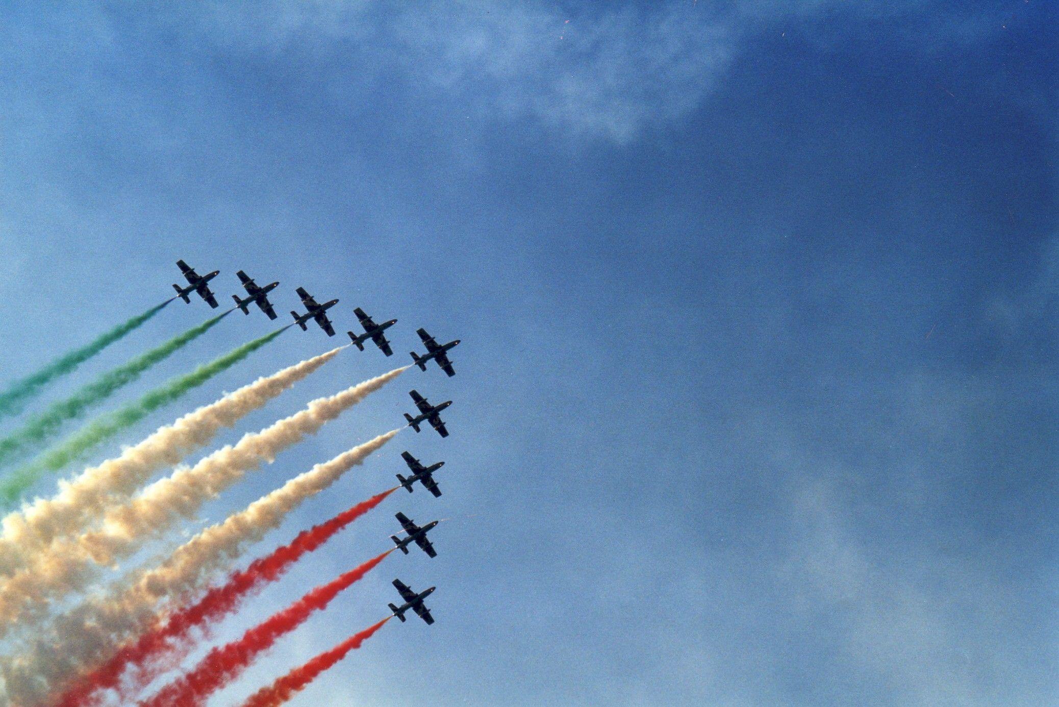 airplanes flags italian italy contrails acrobatics frecce