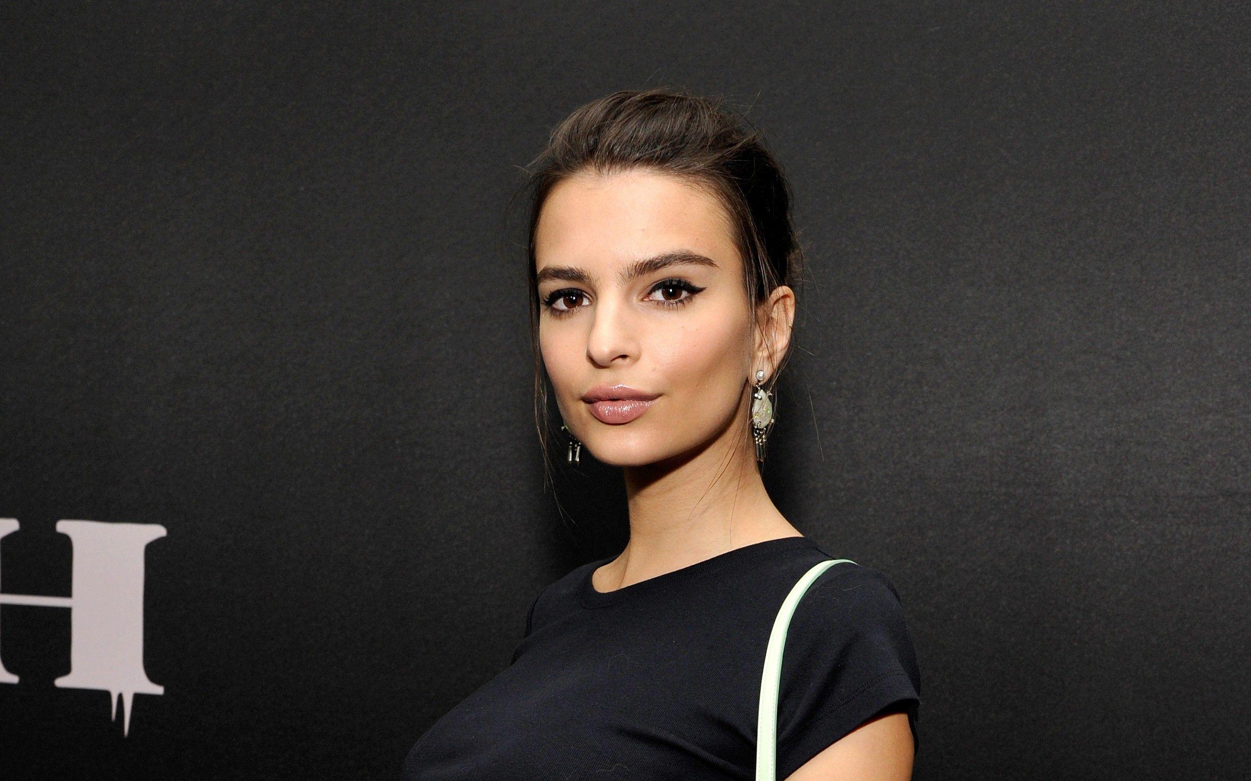 15 Beautiful HD Emily Ratajkowski Wallpapers