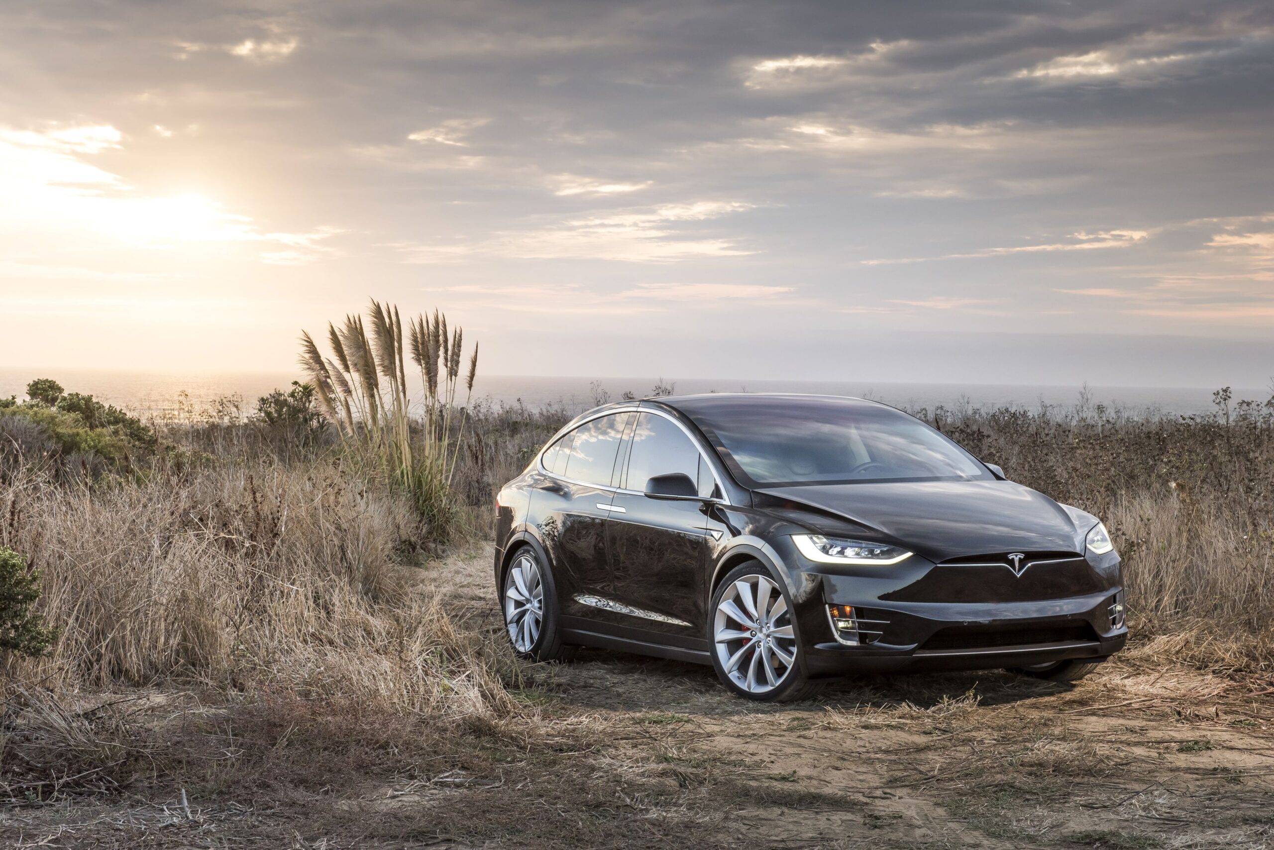 Wallpapers Wednesday: Tesla Model X Black & Red