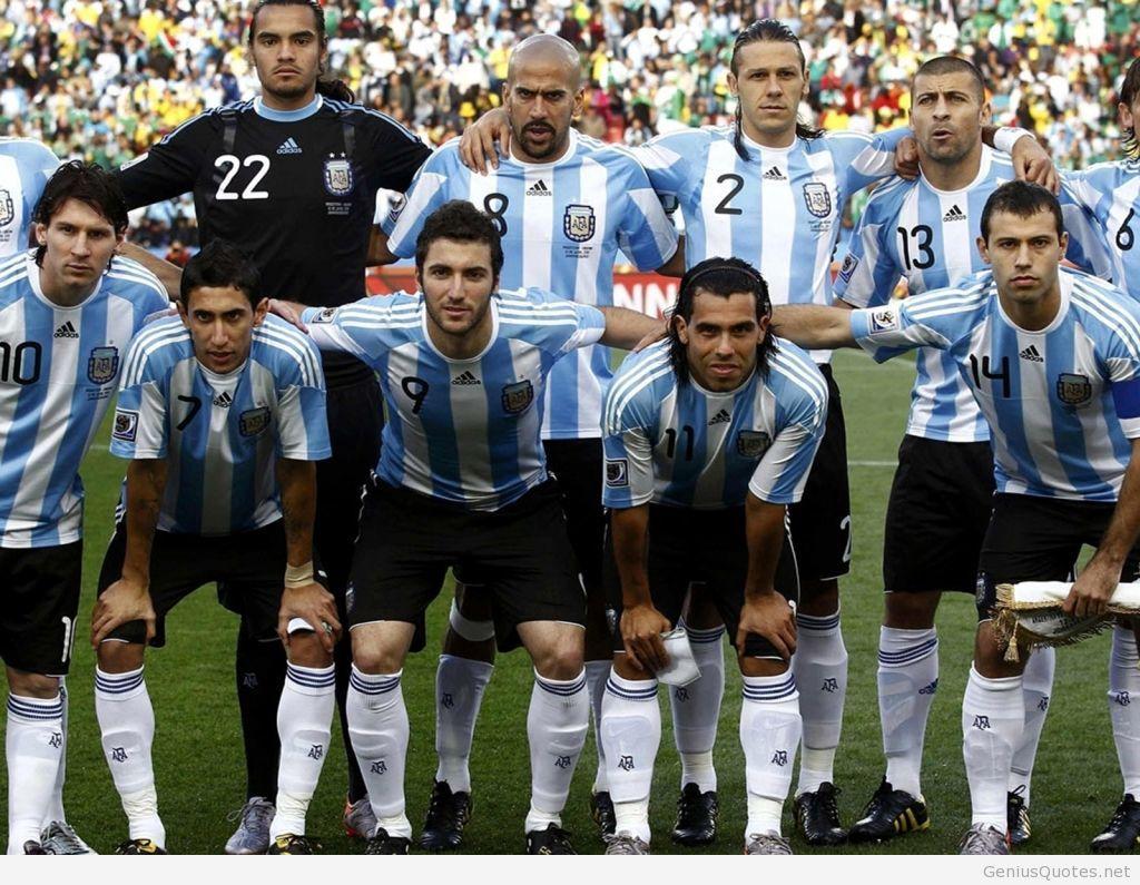 Estos jugadores de fútbol son muy musculosos. Sus uniformes son