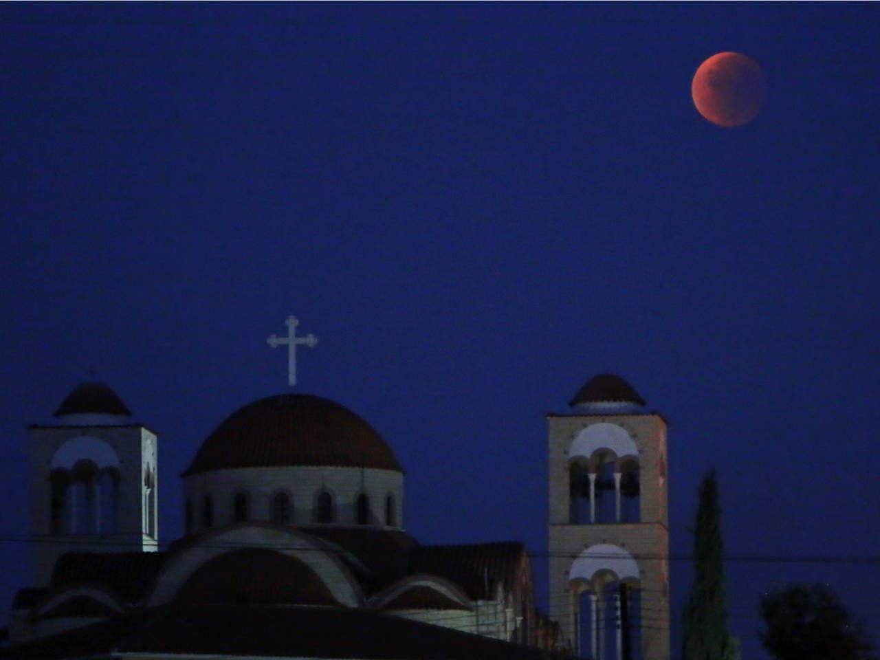 Blood moon magic: 17 amazing image of the supermoon around the