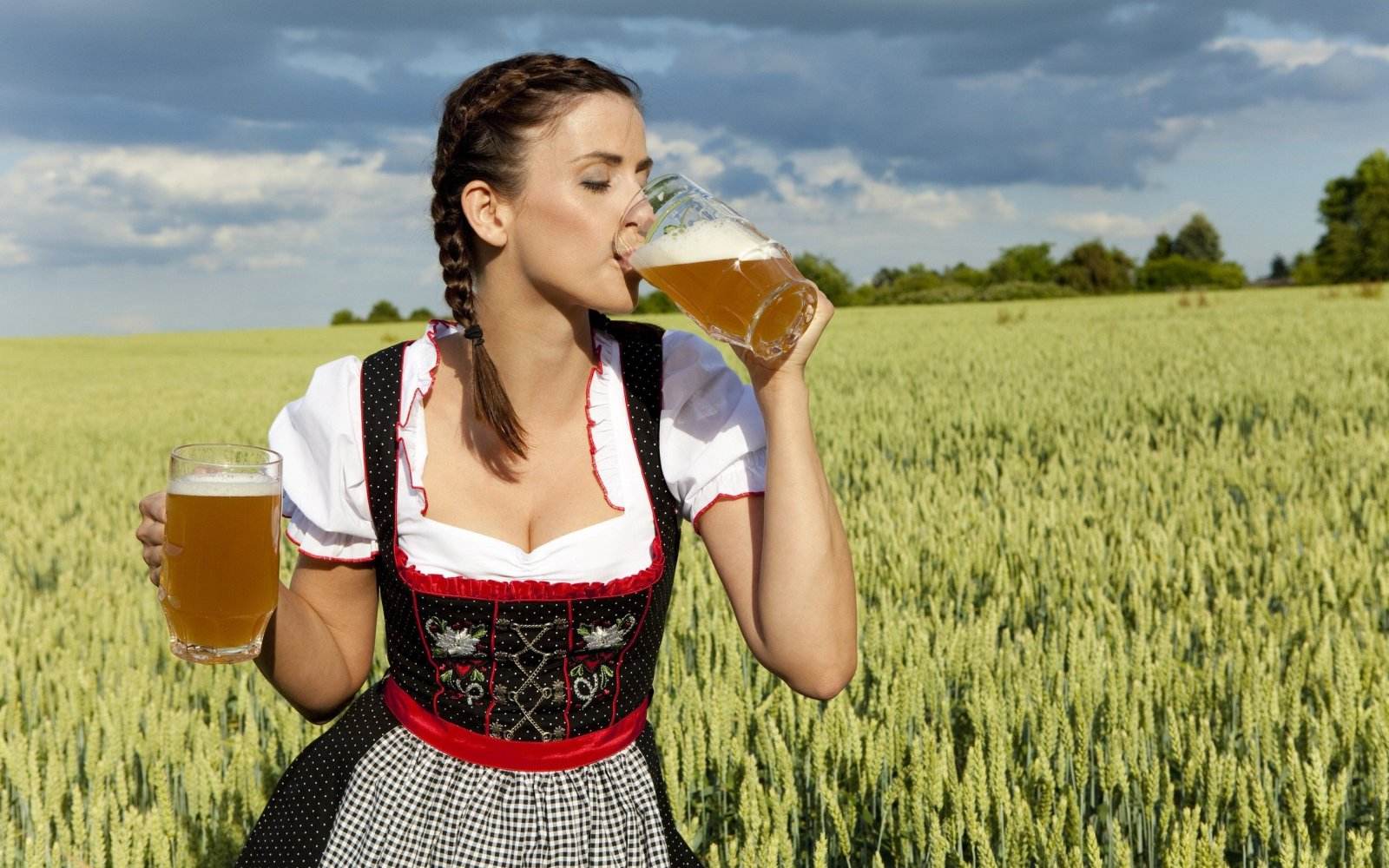 Download Oktoberfest Wallpapers in HD with hot Babe – 2016