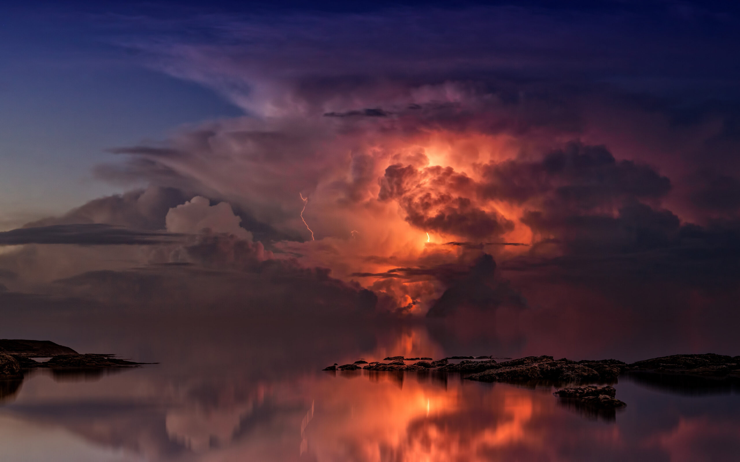 Download wallpaper: Lightning and thunderstorm in the sky