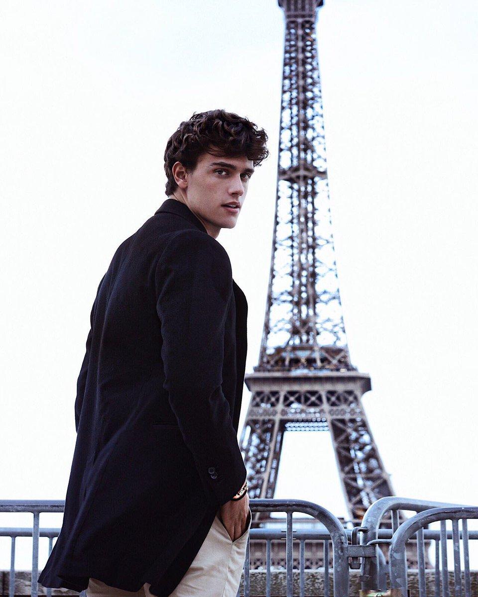 Xavier Serrano on Twitter: When in Paris…