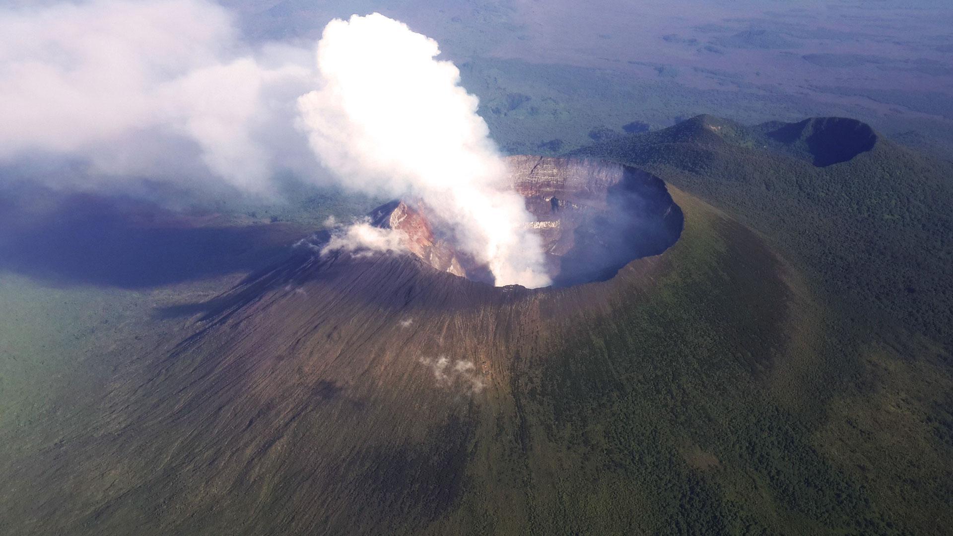 Ugandan National Parks & Mount Nyiragongo Safari