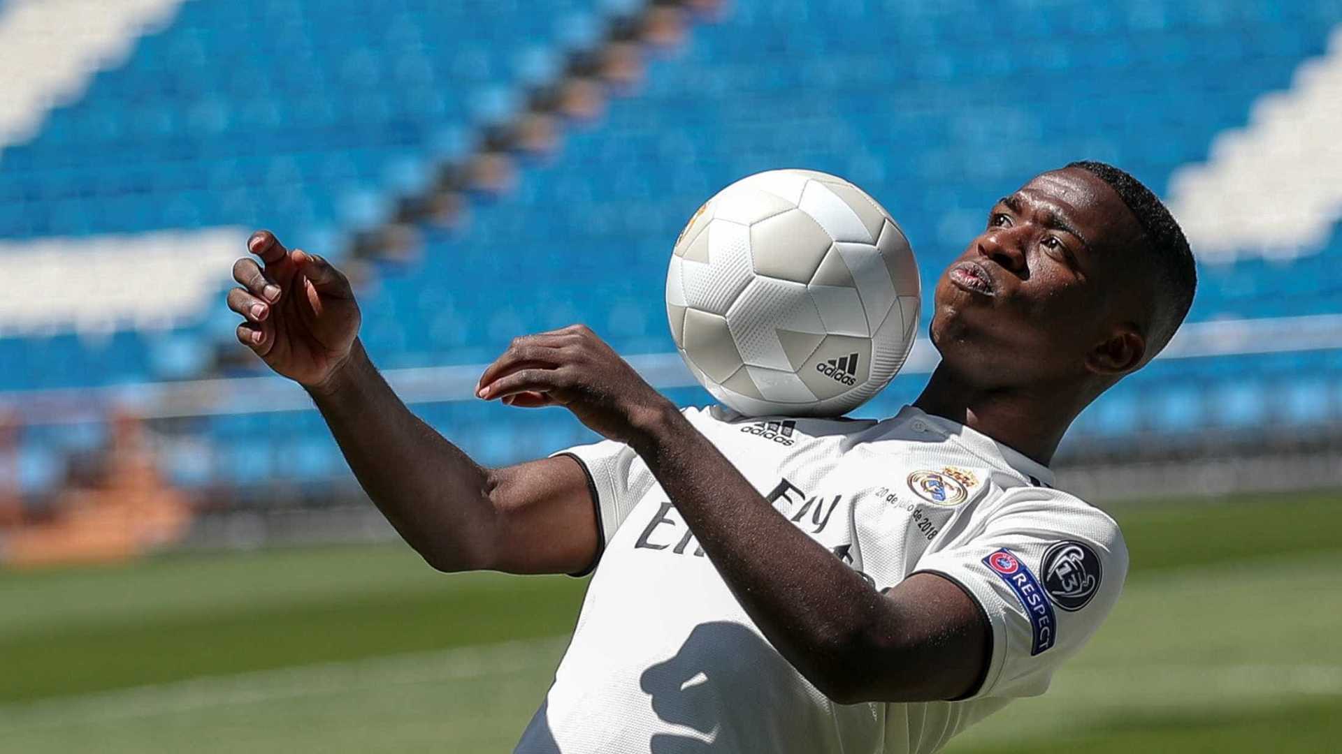 Vinícius Jr. brilha em treinos, é abraçado por Benzema e vê ‘BBV’ no