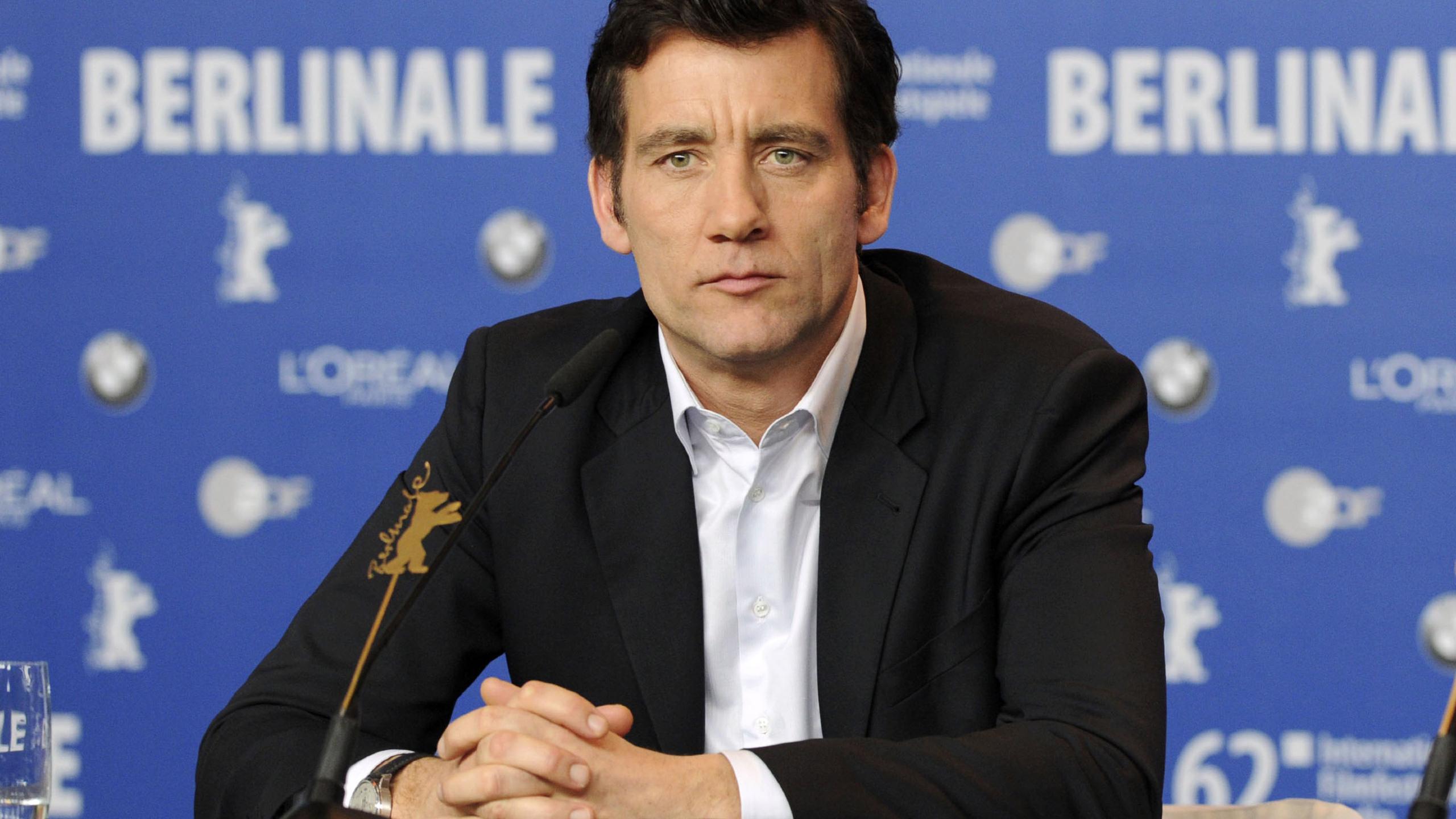 Clive Owen In Suit, Full HD 2K Wallpapers