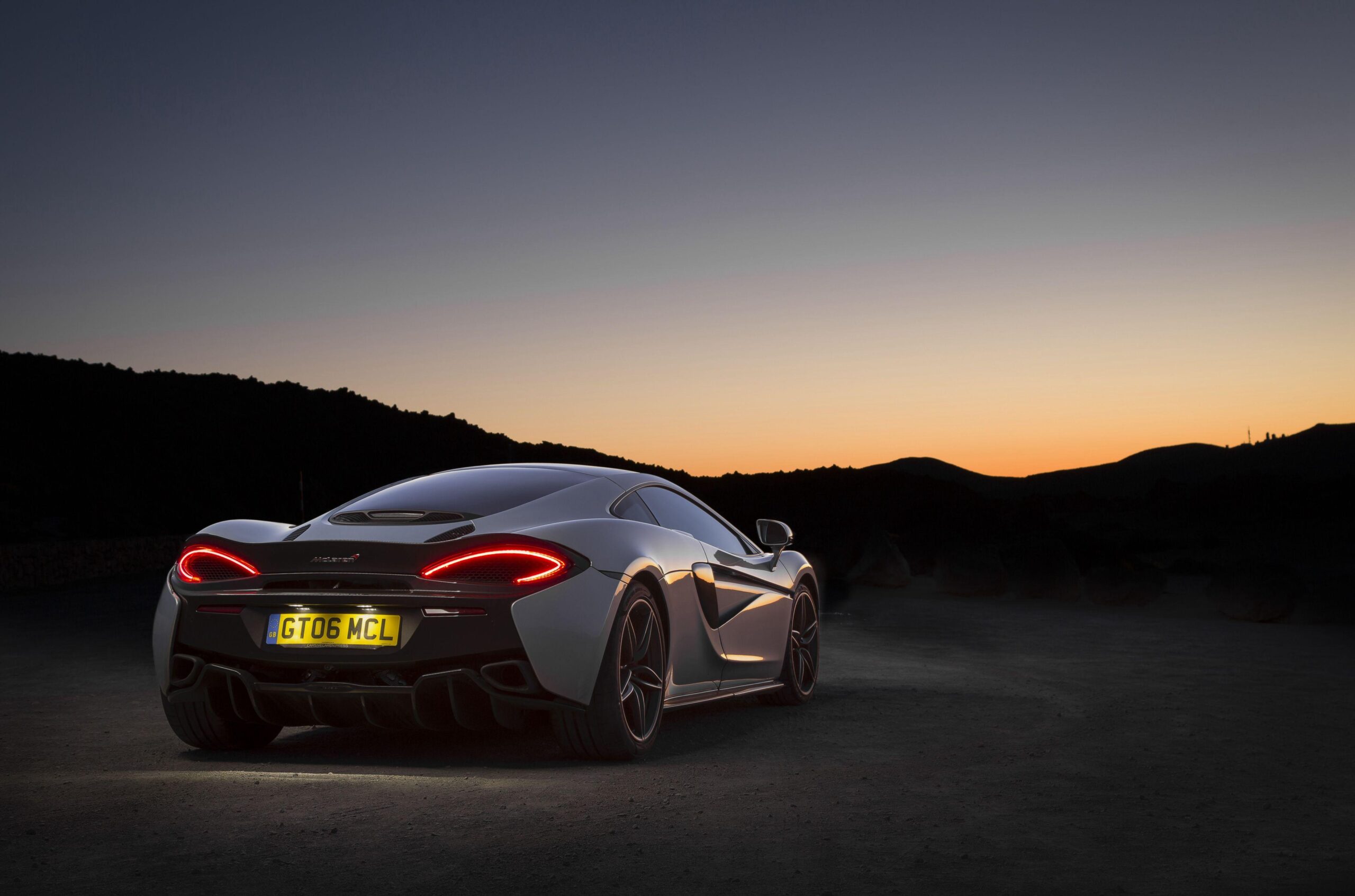 Picture McLaren 570GT Night Back view automobile