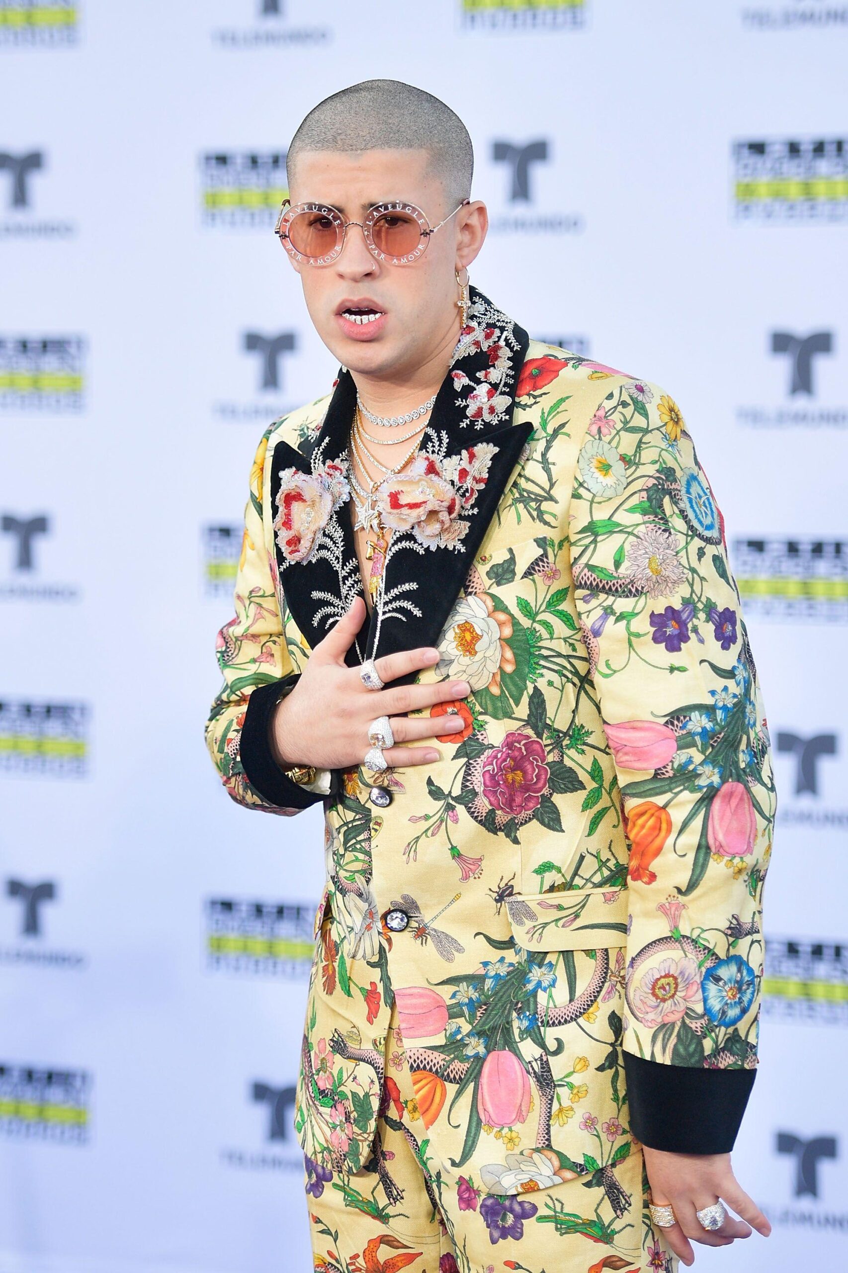 Fans de Bad Bunny le cuestionan por qué se pinta las uñas