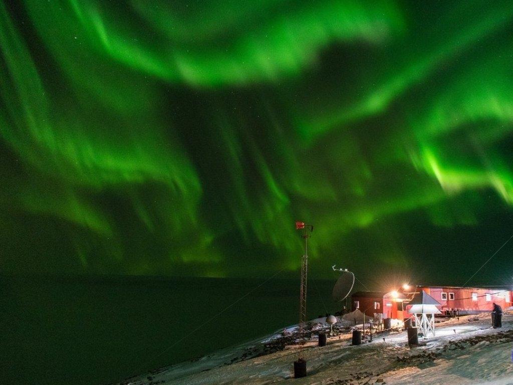 Cada sector tiene su belleza: en Base Belgrano II son las auroras