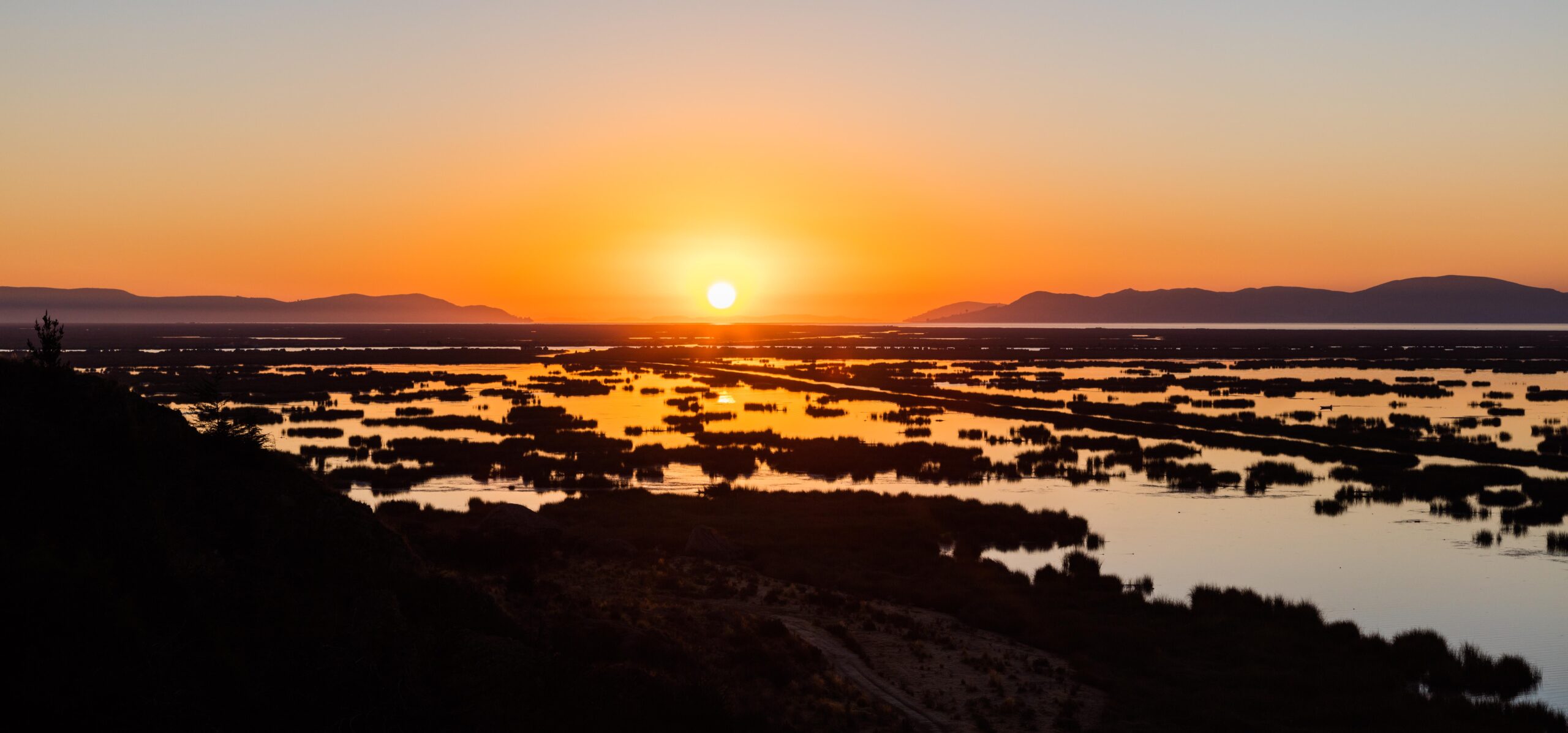 File:Amanecer en el lago Titicaca, Puno, Perú, 2015