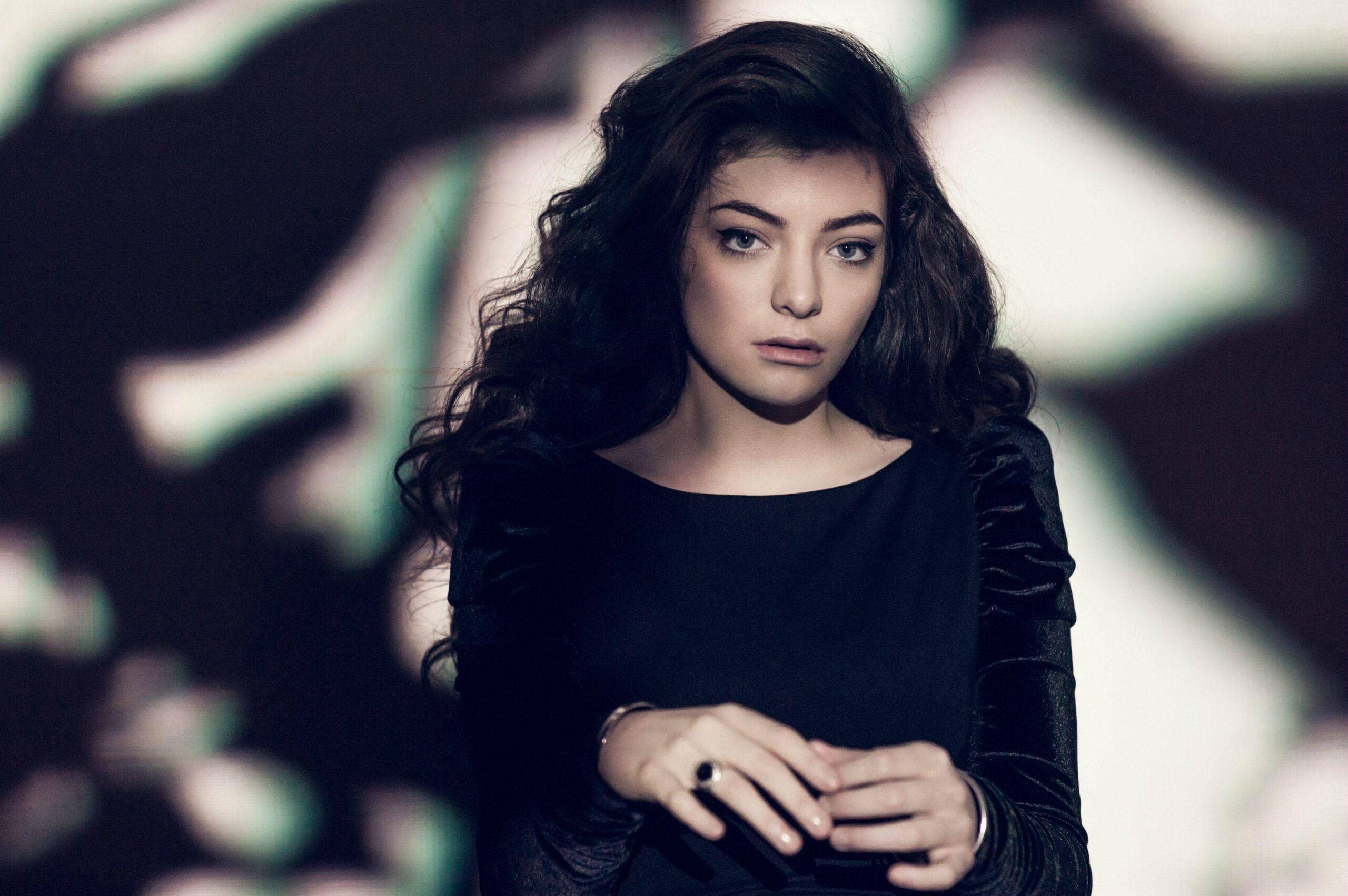 21 Gorgeous HD Lorde Wallpapers