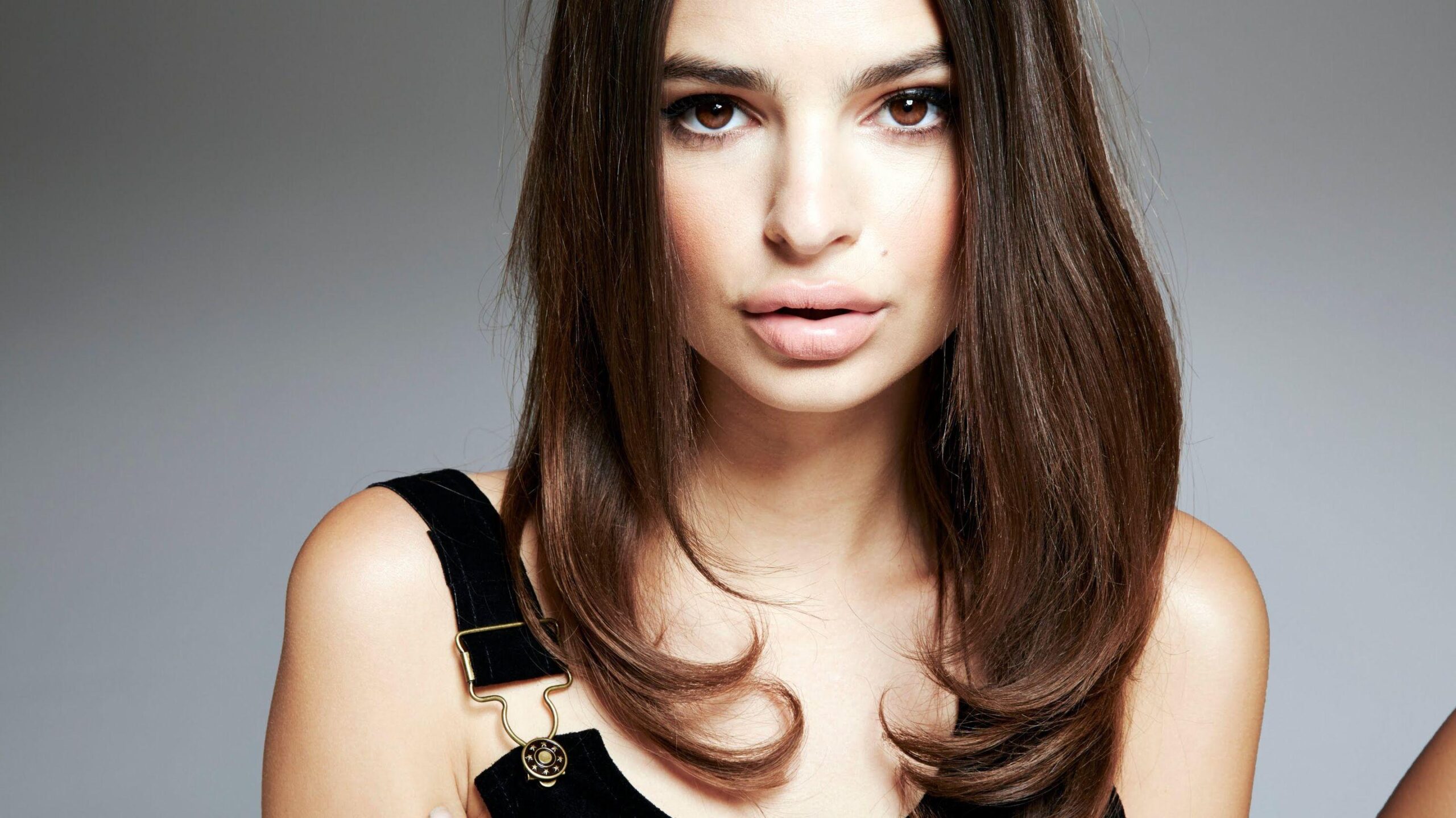 15 Beautiful HD Emily Ratajkowski Wallpapers