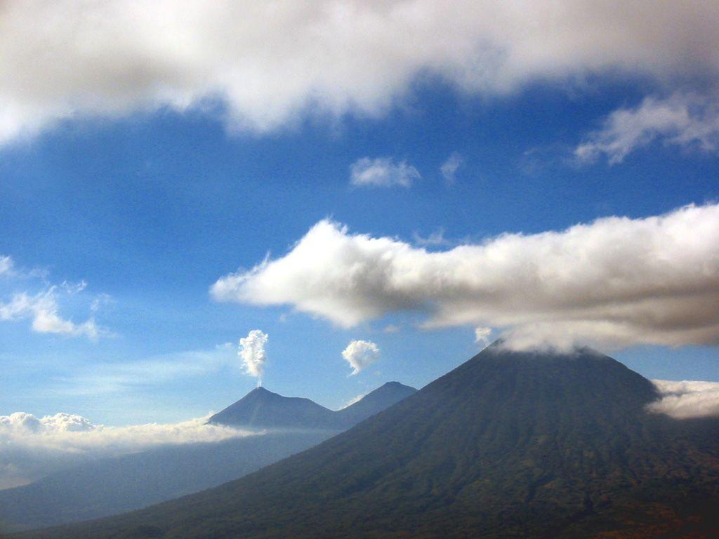 Guatemala Wallpapers: Chicken Bus, Tikal, Lago Atitlan, Panajachel