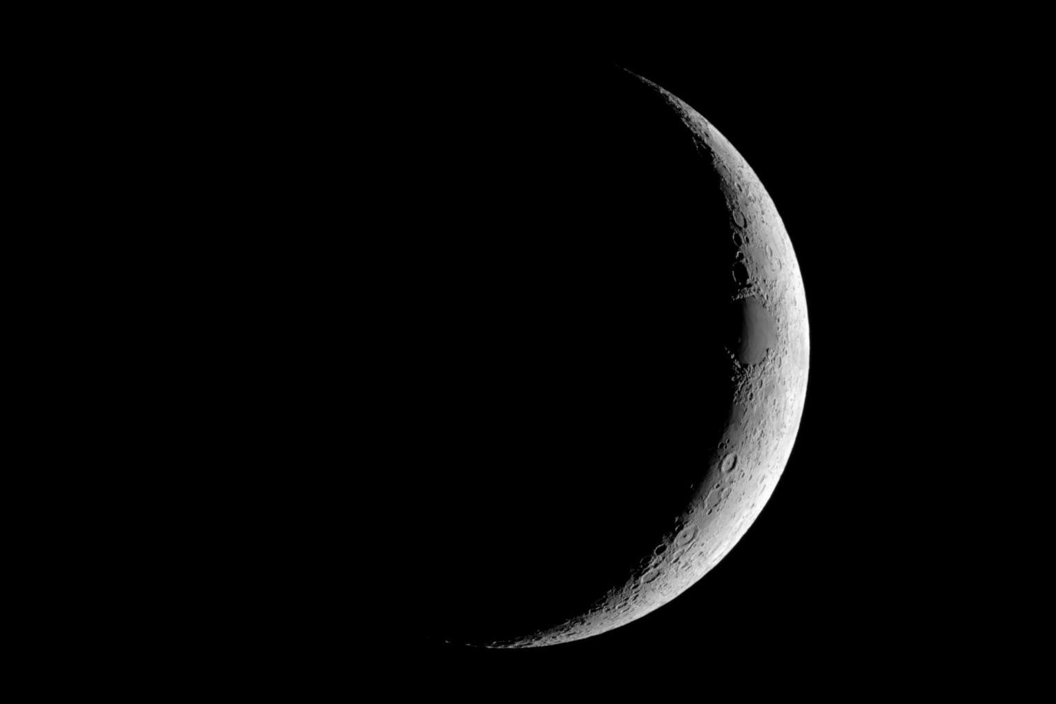 Crescent Moon 4987 px