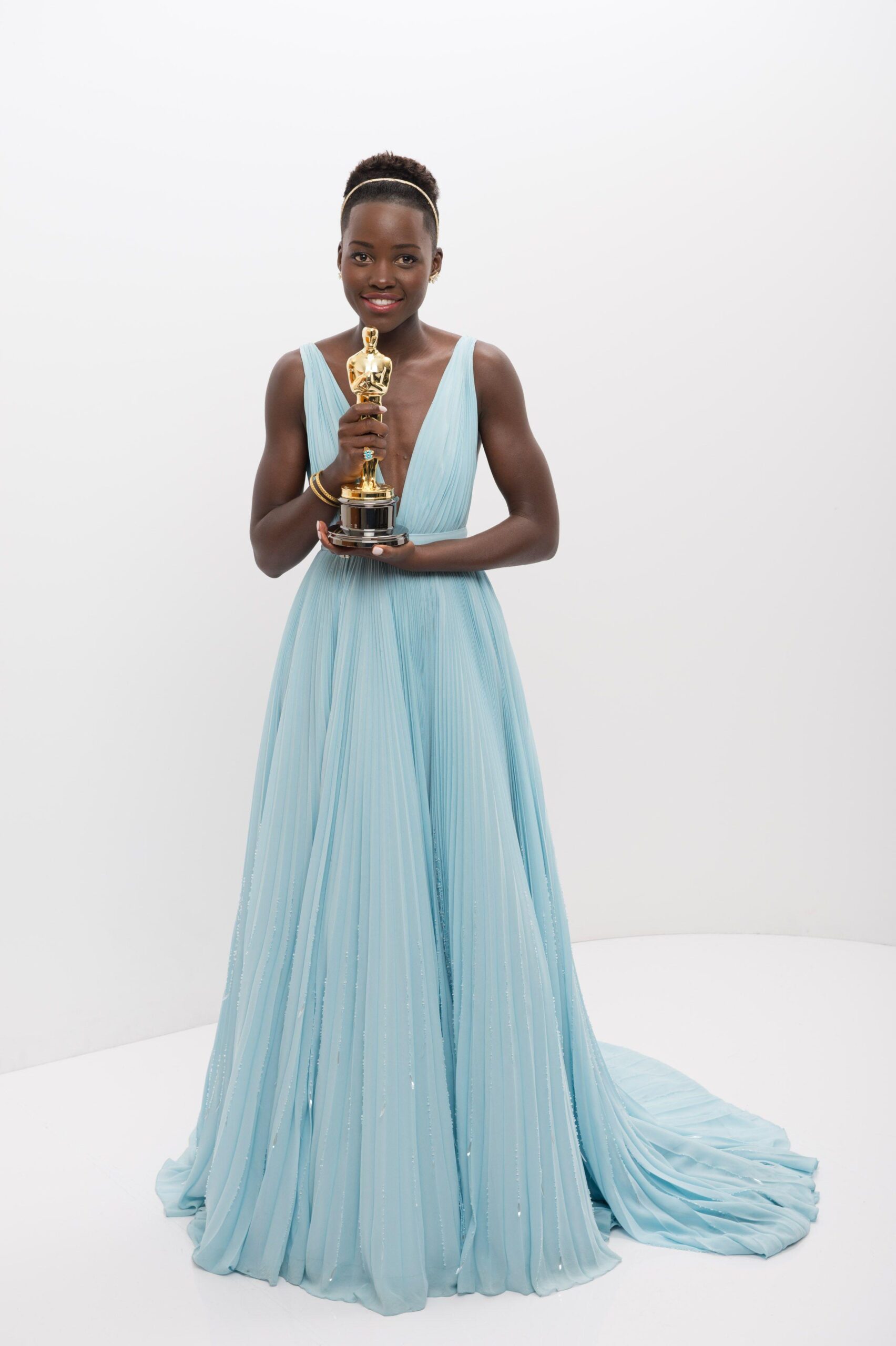 Lupita Nyong’o with her Oscar statuette [] : HumanPorn