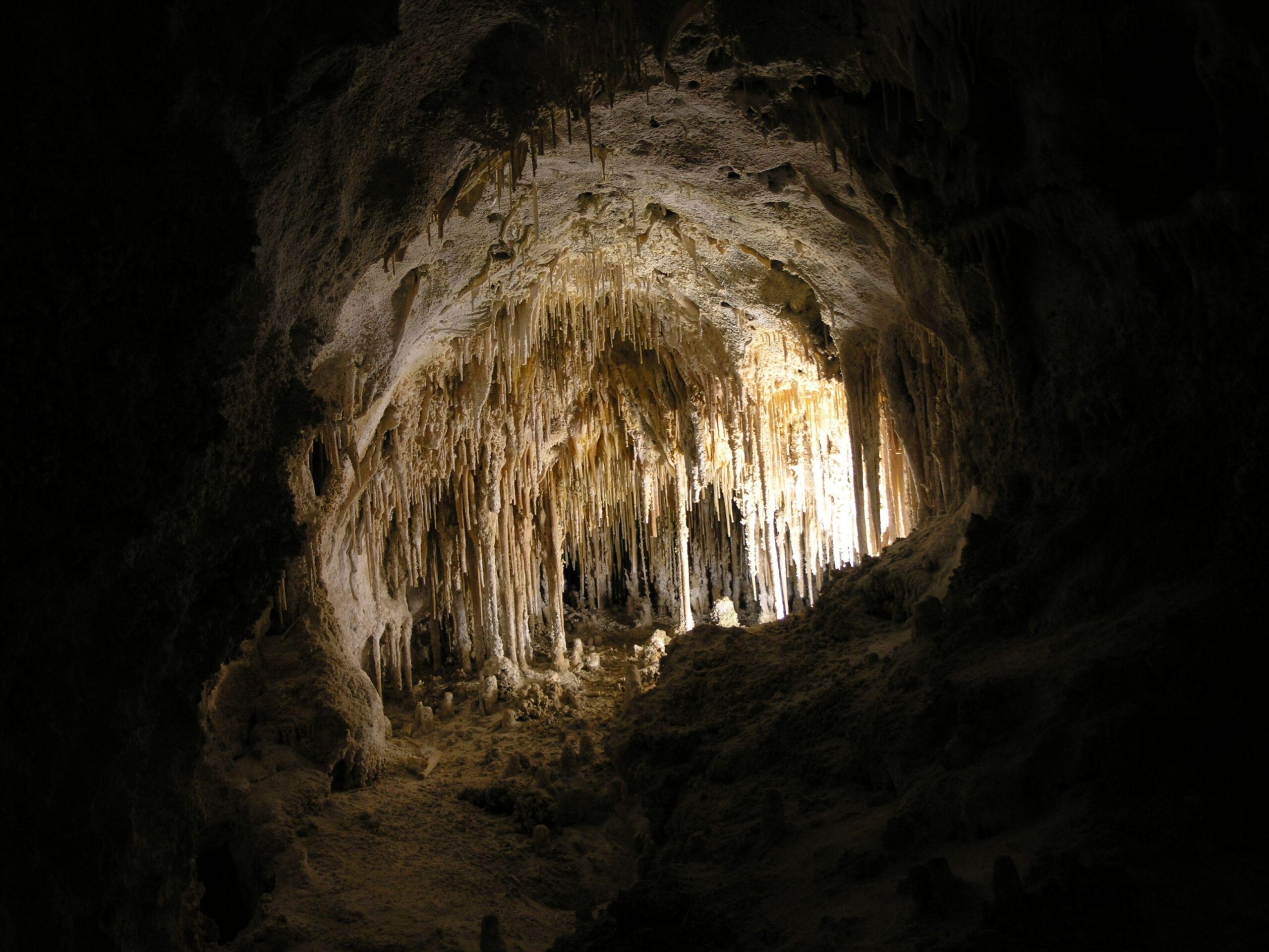 File:Dolls Theater in Carlsbad Cavern