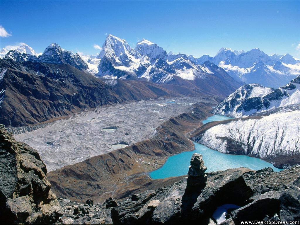 Desktop Wallpapers » Natural Backgrounds » Gokyo Lakes and Ama