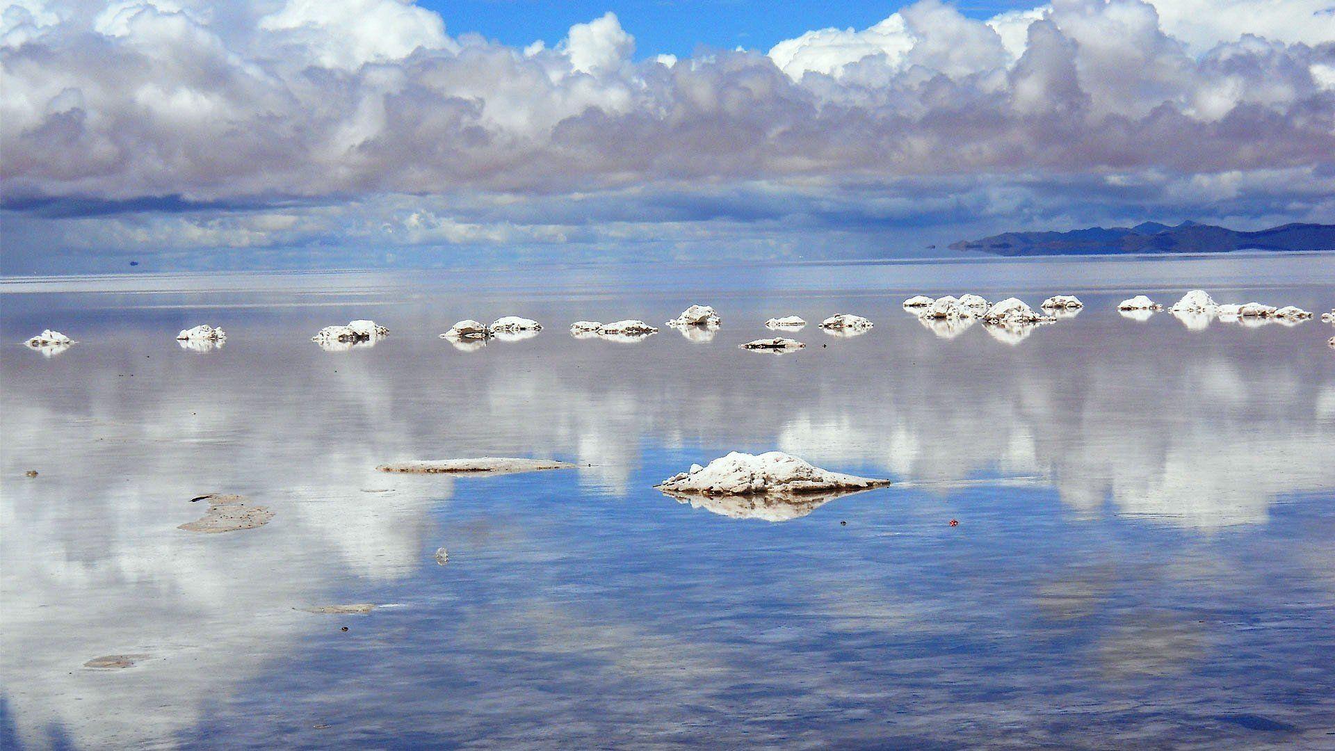 The Salar de Uyuni salt flats in Bolivia Computer Wallpapers