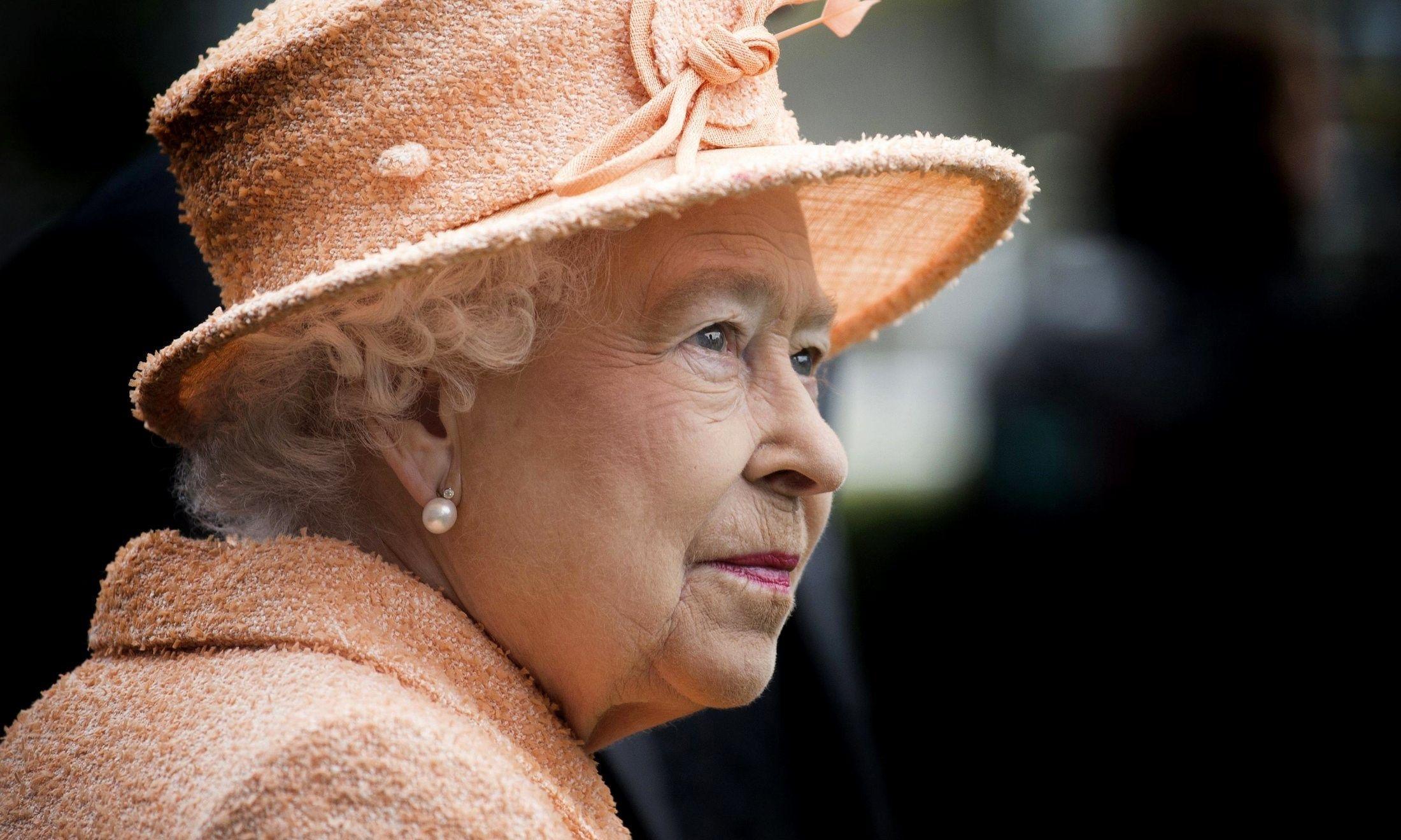 queen elizabeth ii wallpapers and backgrounds