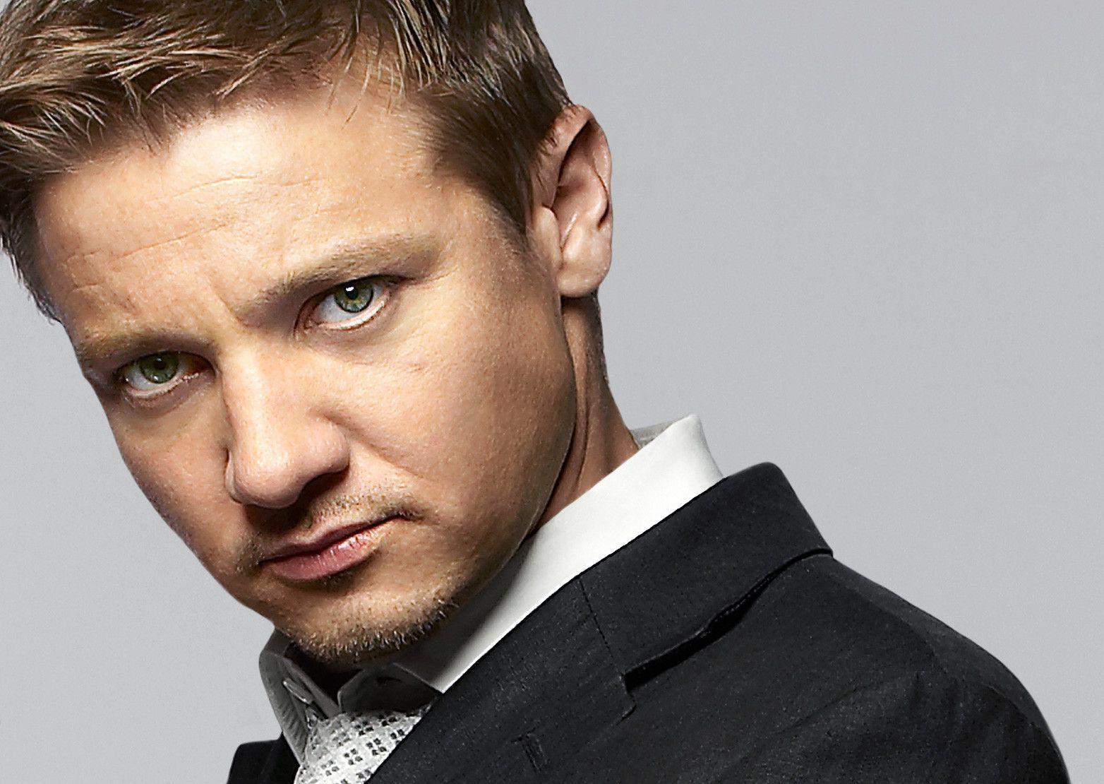 Pix For > Jeremy Renner Sexy Wallpapers