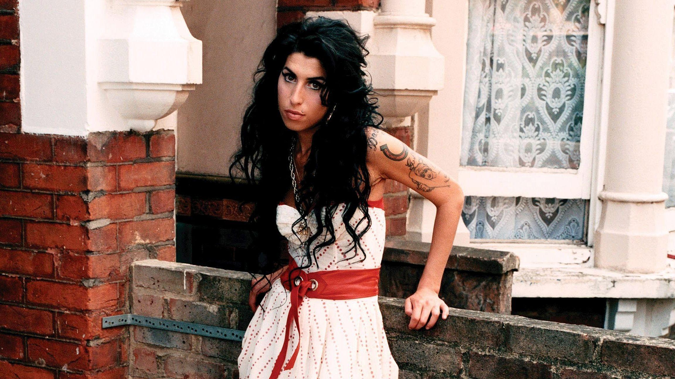 Amy Winehouse Wallpapers Image Photos Pictures Backgrounds