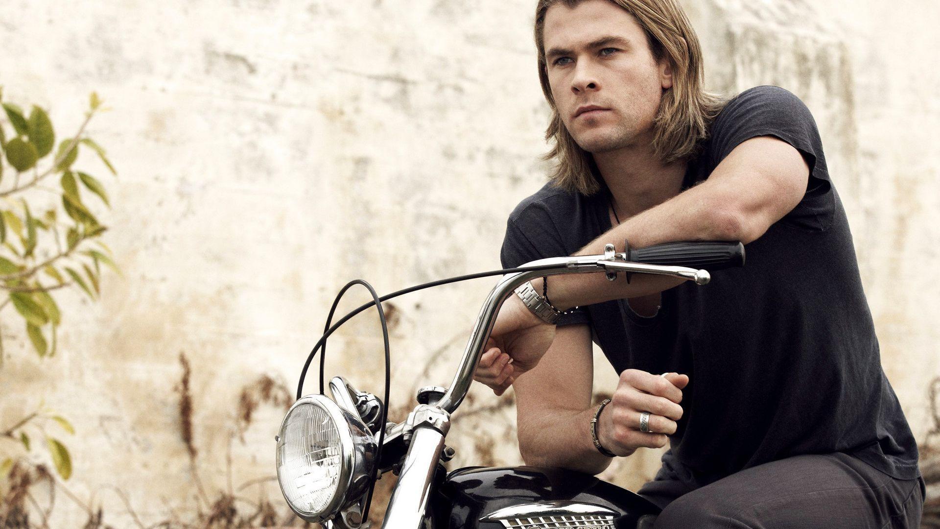 Chris Hemsworth Pics