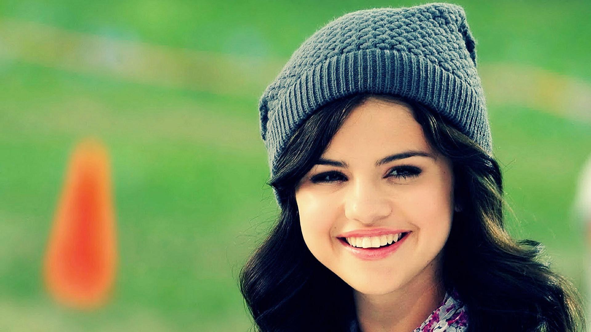 Selena Gomez Smile Wallpapers 39785 in Celebrities F