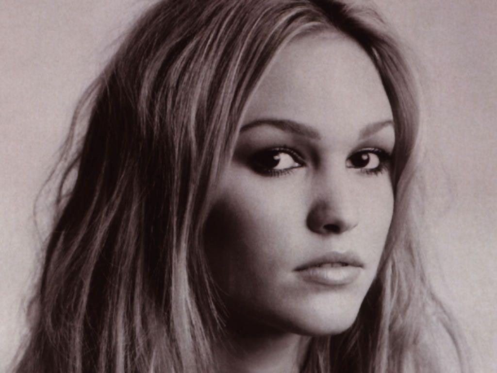 Julia Stiles