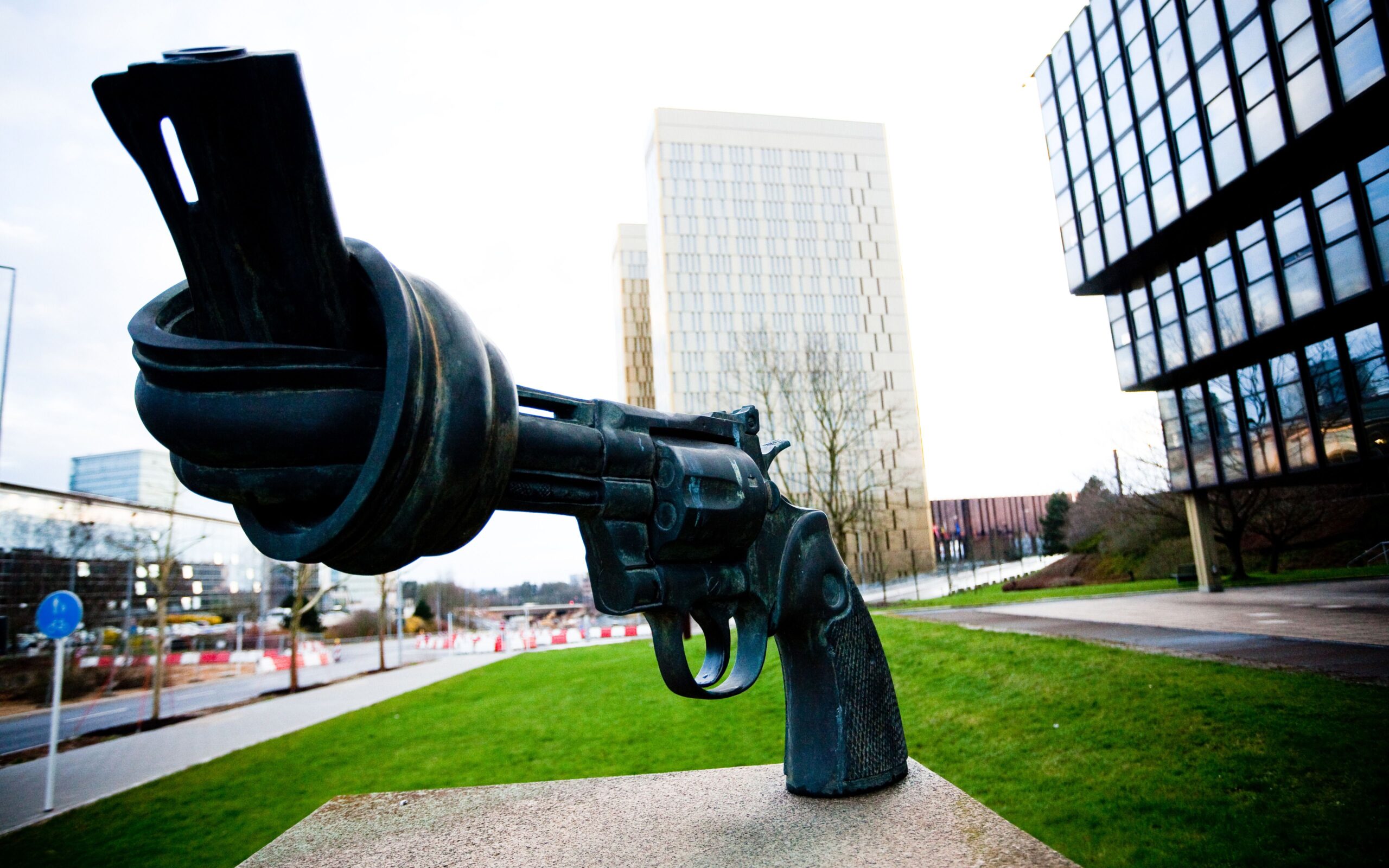 No Gun, No Crime – Judiciary parliement, Luxembourg. widescreen