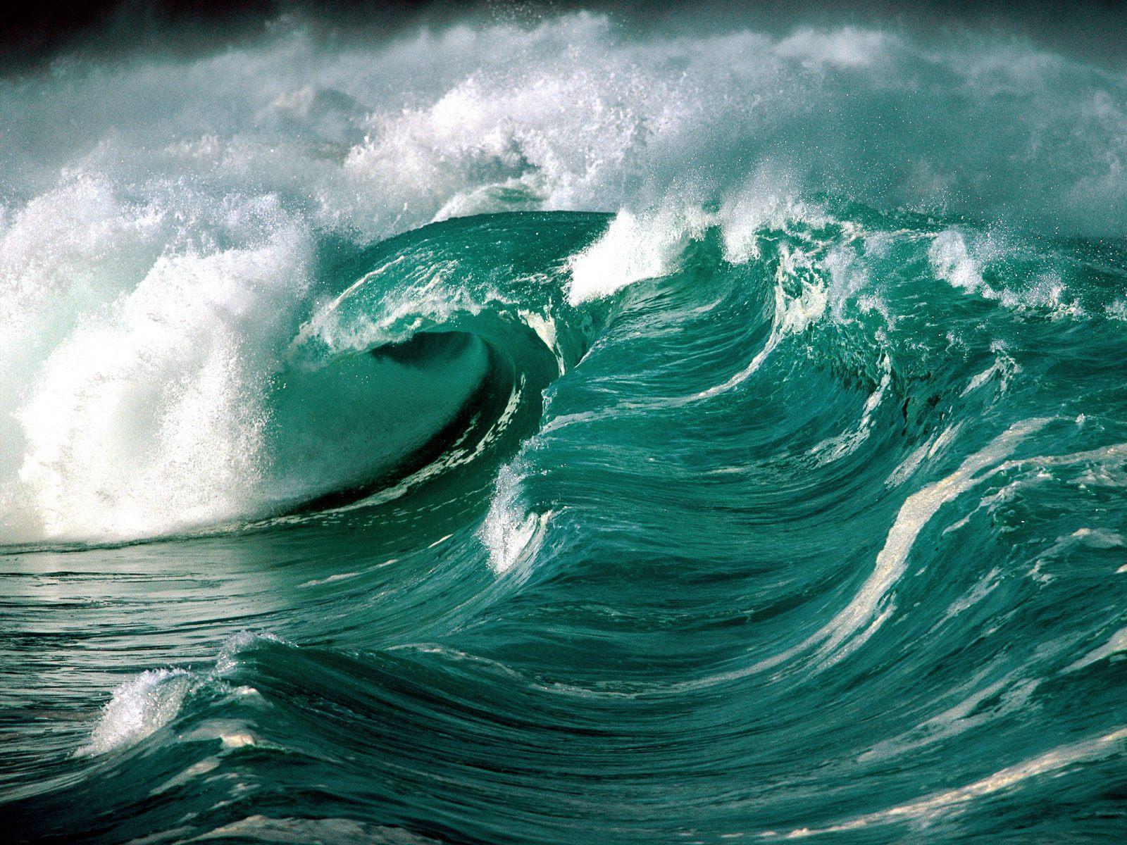 Tsunami waves on ocean free desktop backgrounds