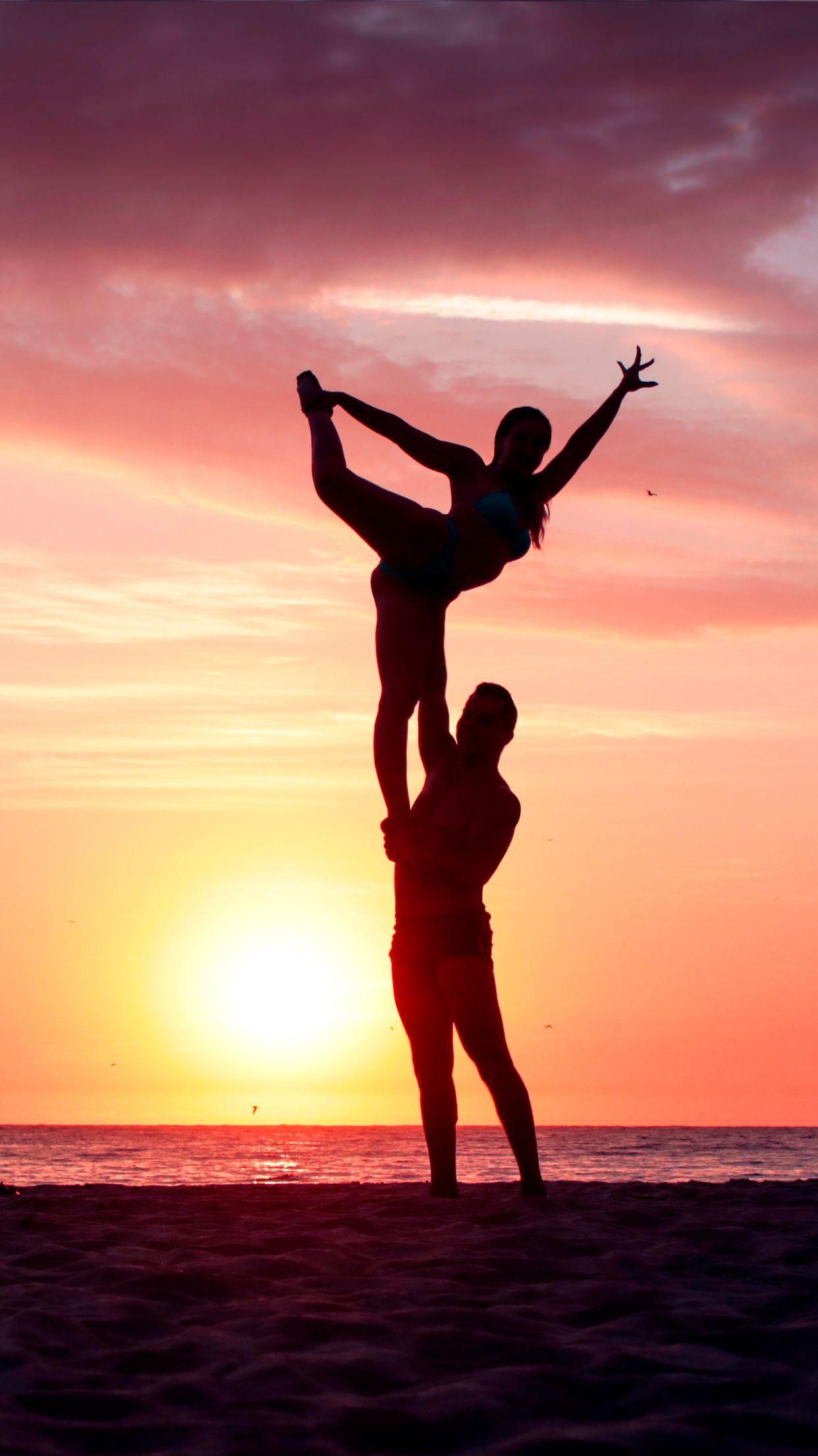 Pareja bailando en la playa al atardecer silueta sombra