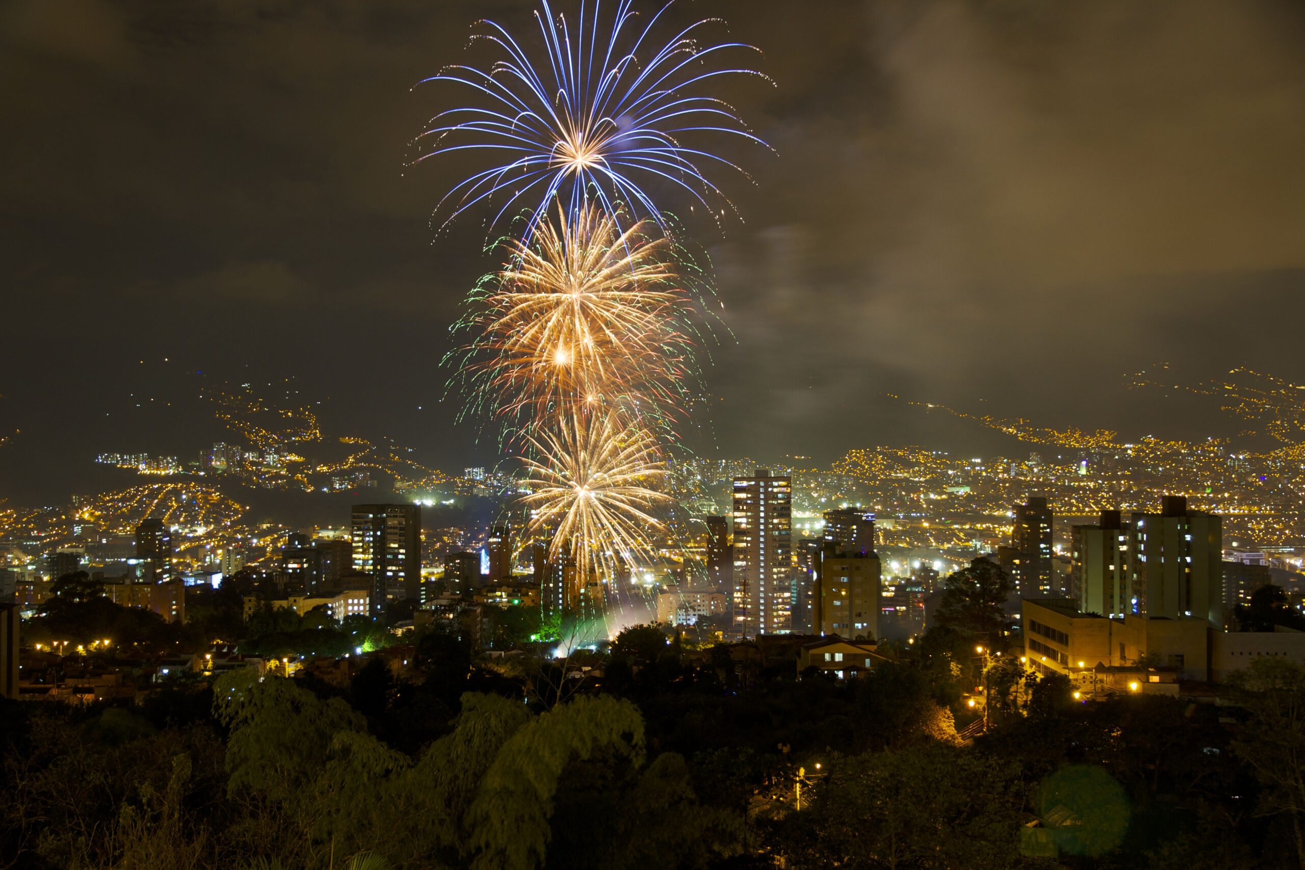 Wallpapers : Christmas, trees, cloud, color, night, Colombia