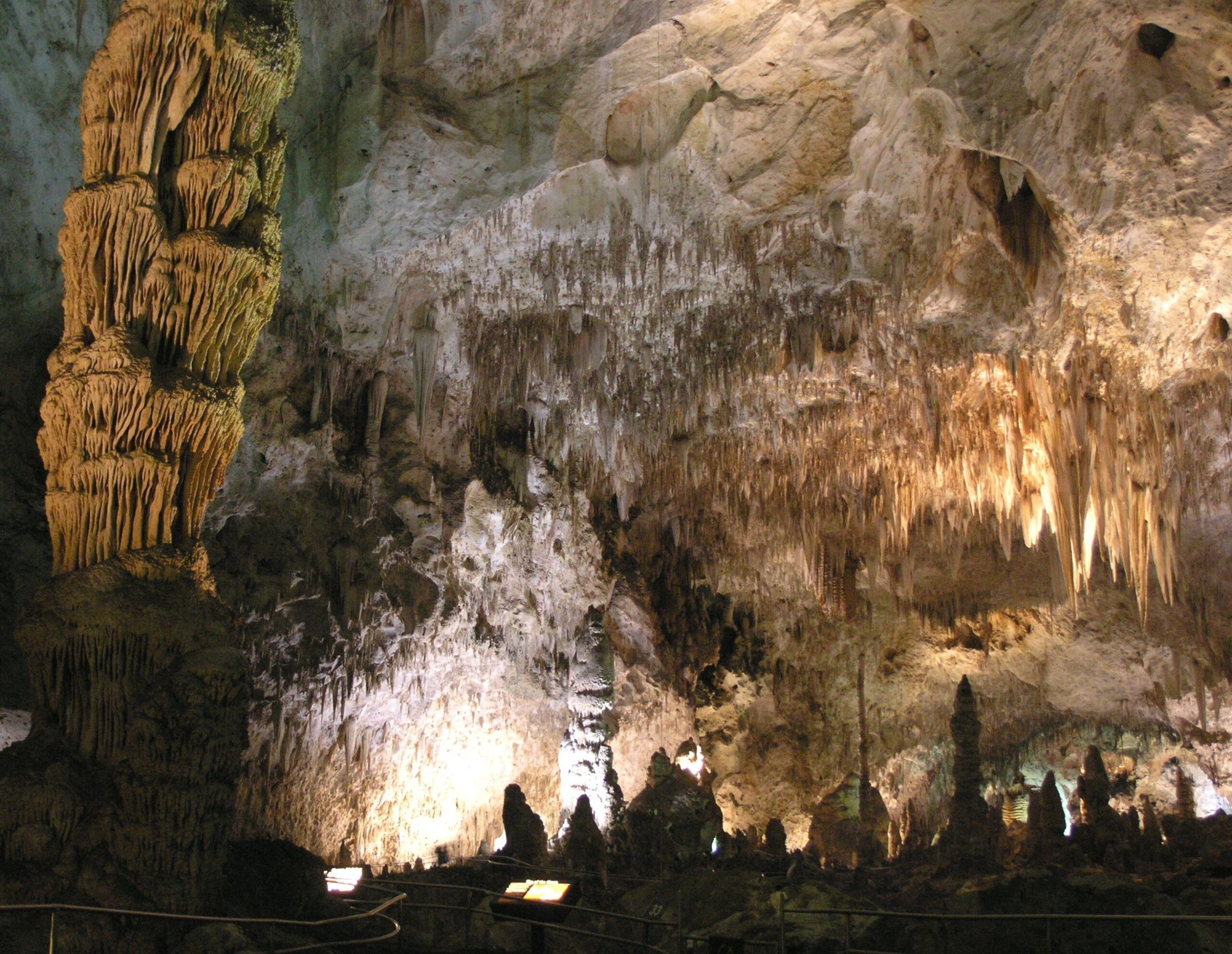 File:Top of the Cross in Carlsbad Cavern