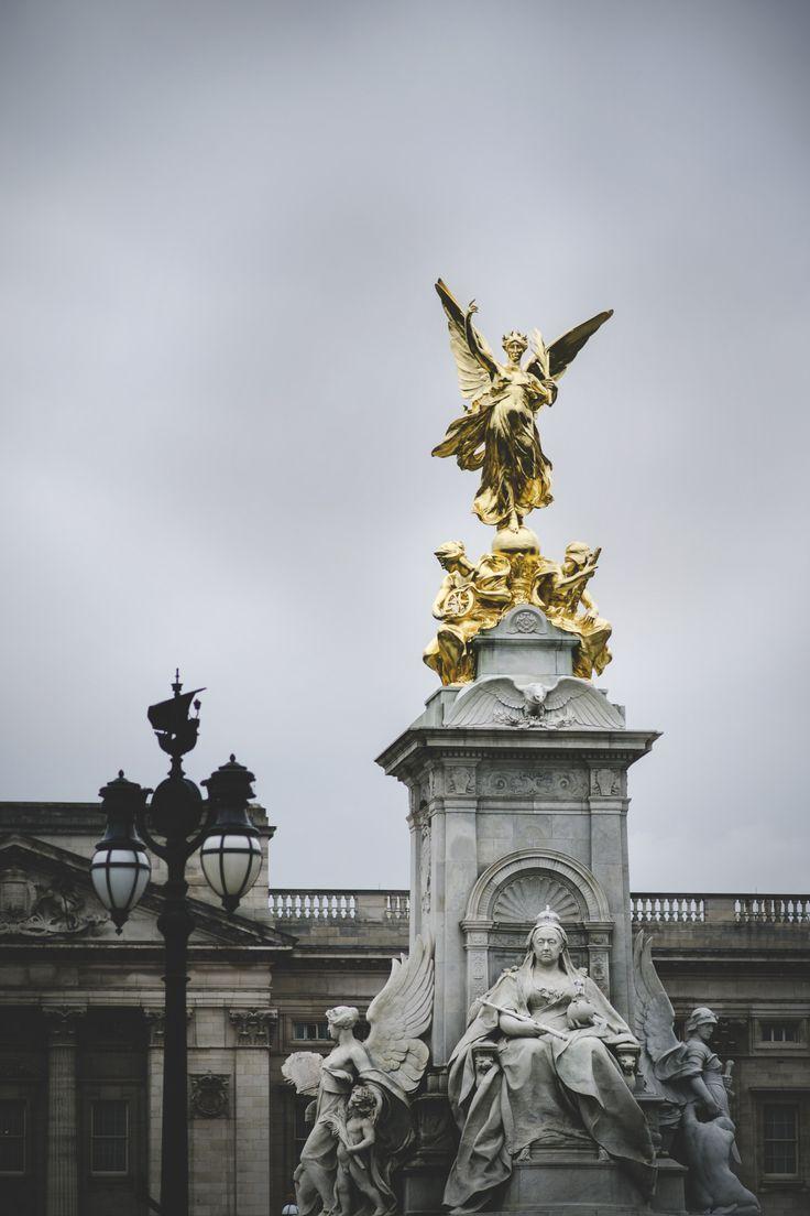 Queen Victoria Memorial in front of Buckingham Palace