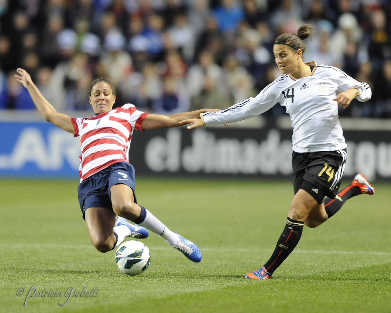 Shannon Boxx and Dzsenifer Marozsan fight for possession