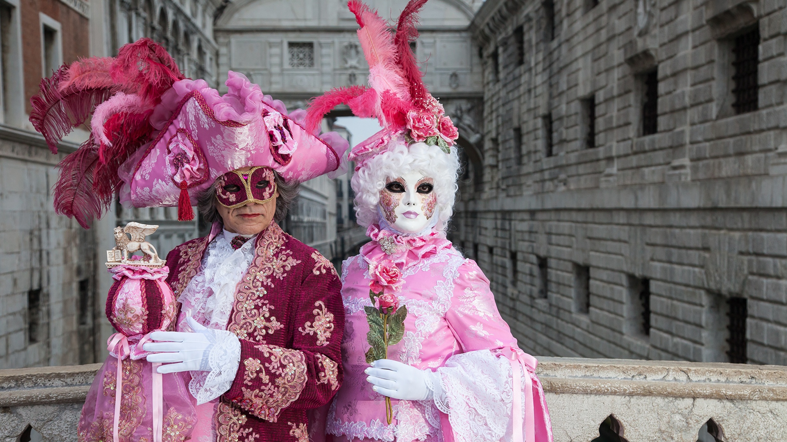 Wallpapers Venice Italy Men 2 Hat Feathers Masks Carnival