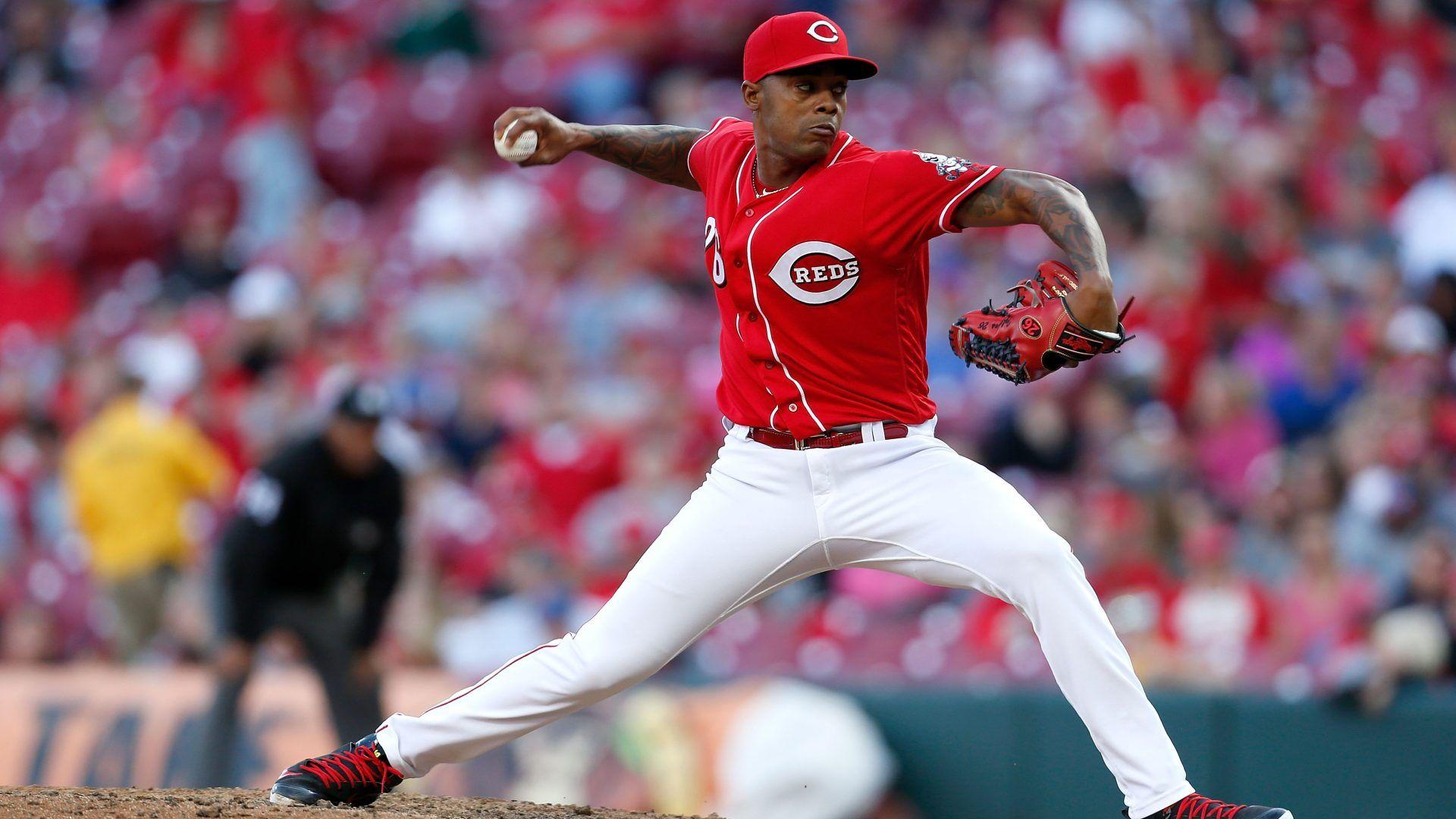 Reds, Raisel Iglesias agree to three