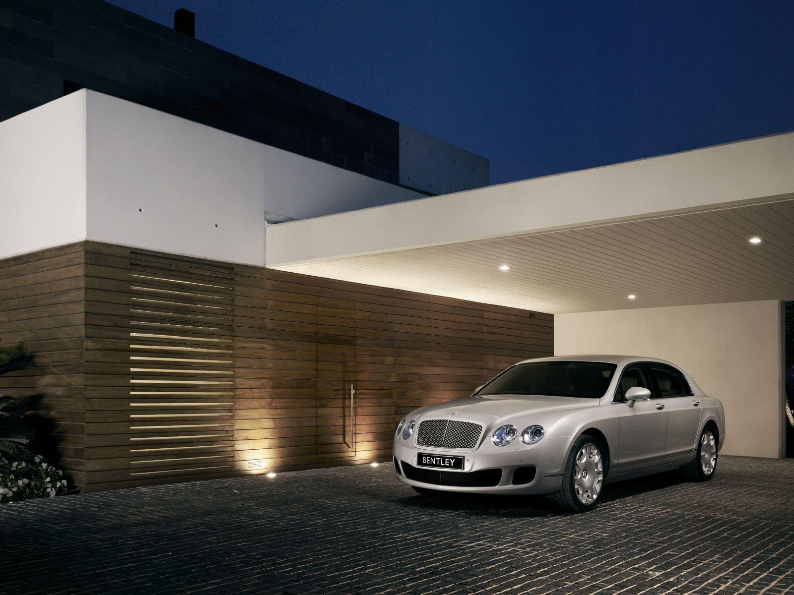 Parking Bentley Flying Spur Wallpapers