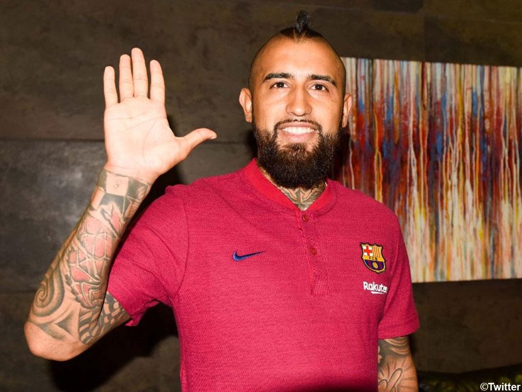 Arturo Vidal poses in Barcelona colours