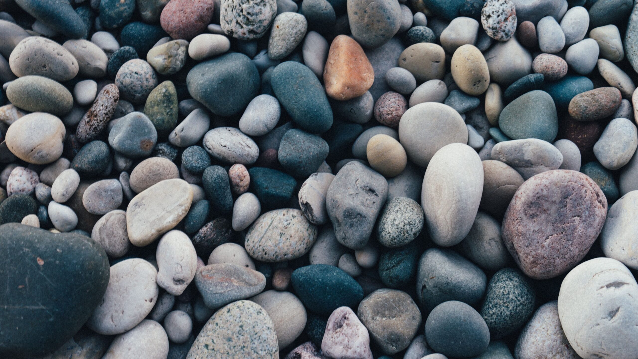 Download wallpapers stones, sea, pebble 4k uhd 16:9 hd