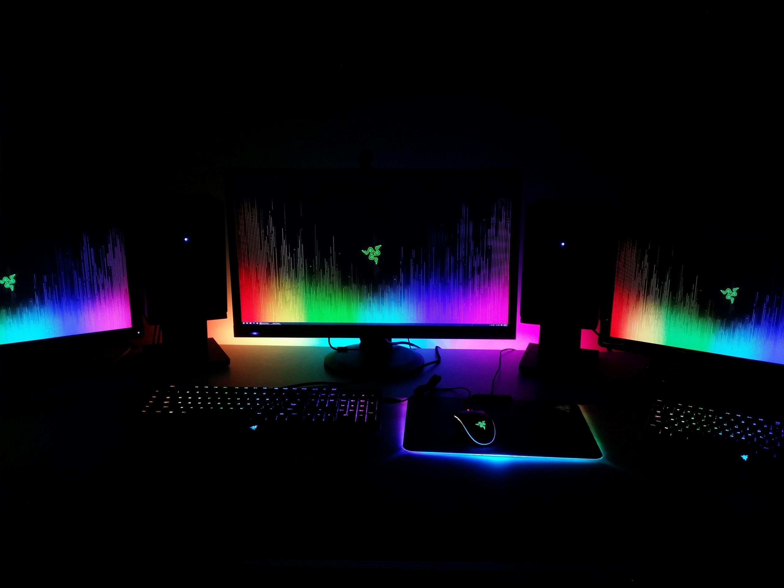 Here’s my Chroma setup to go along with the new wallpaper! : razer