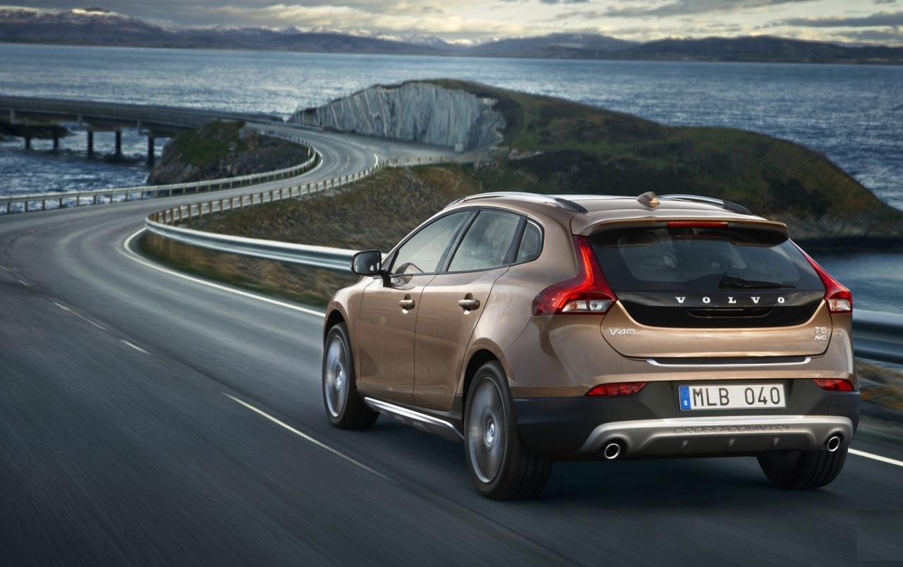 Volvo V40 Rear Angle Speed wallpapers